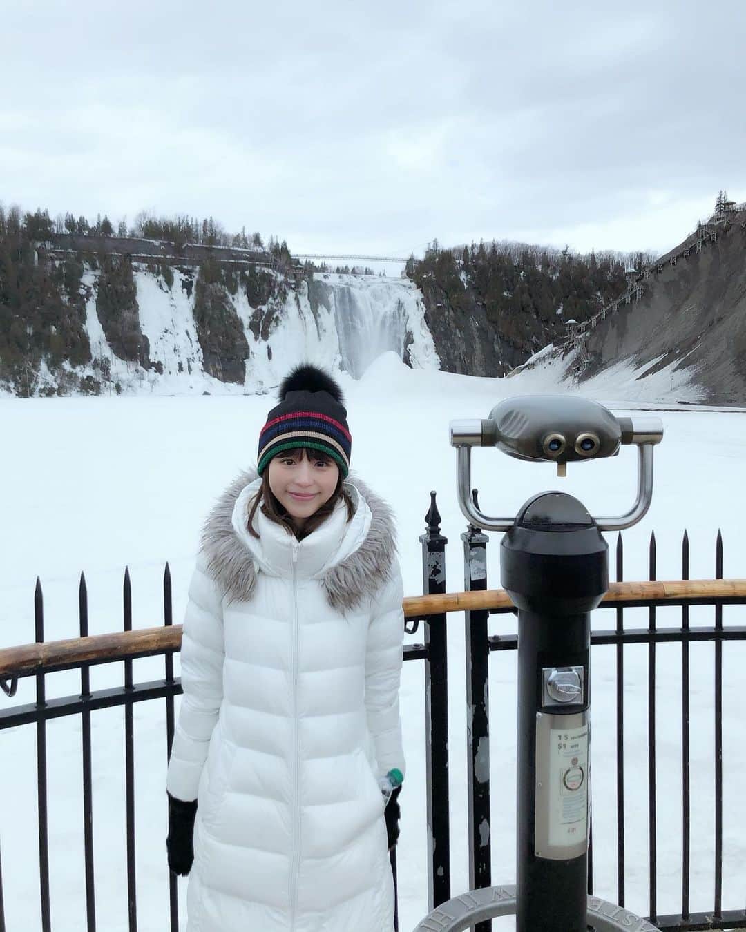 平野綾さんのインスタグラム写真 - (平野綾Instagram)「モンモラシーの滝﻿﻿ (Montmorecy Falls)﻿﻿ ﻿﻿ カナダといえばナイヤガラの滝ですが、﻿﻿ 実はこのモンモラシーの滝、ナイヤガラより約30m高い、84m！﻿﻿ 幅が46mに滝壺の深さが17mと、その規模は写真に収まりません！﻿﻿ ﻿﻿ モンモラシー川がセントローレンス川に流れ込む合流点辺りにあり、﻿﻿ この時期は川のほとんどが凍りつき、よく見ると何やらスケートした跡まで…‼︎﻿﻿ ﻿﻿ ケーブルカーから見る真っ白な世界は素晴らしいですし、﻿﻿ 最上部には吊り橋がかかっていて、そこから流れ落ちる滝を見るのは物凄い迫力です‼︎﻿﻿ ﻿﻿ 凍っていると聞いて行くのを迷ったのですが、﻿﻿ また違う楽しみ方があるのだと気付かされました！﻿ ﻿ ﻿ #canada #quebec #quebeccity  #montmorencyfalls #chutesmontmorency  #nadeshicon #nadeshicon2019  #ayahirano #平野綾」4月3日 19時43分 - a_ya.hirano