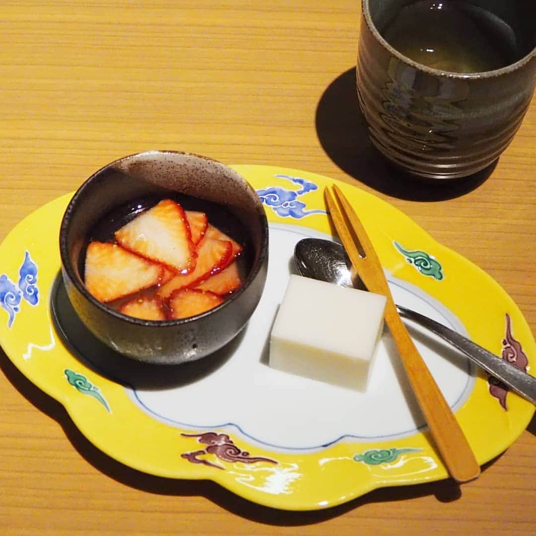 Kuboi Ayumiさんのインスタグラム写真 - (Kuboi AyumiInstagram)「毎朝食べているヨーグルト。 ヨーグルトは食べる機会が多いのですが、朝食のときに食べたり パンケーキやパフェなど自宅でおやつ作りなどで使うくらい。  先日、お友達と会席料理のコースを食べてきたのですが なんと、すべてのメニューにヨーグルトが使われていました。  イタリアンやフレンチのコースなら想像ができるのですが 和食のコースにヨーグルトという意外な組み合わせに驚きました。 どのお料理も本当においしくて、感動！  特に、トマトとヨーグルトのすき焼きとヨーグルトを使ったヘルシー握り寿司は絶品でした。 ヨーグルトを使うことで減塩になったり、旨みが際立ったりするのを実感。  ヨーグルトのはんぺんなど、おいしくてもなかなか家ではマネできない レシピもありましたが、おうちでもすぐにマネできちゃう使い方もたくさん教えていただきました。  自宅でマネできるようにヨーグルトの使い方メモを。 ･ ･ ・ヨーグルト浅漬け　塩もみした野菜をヨーグルトで漬けるだけ ・お醤油に水切りヨーグルト ・ヨーグルト＋ドライフルーツ ・ヨーグルト＋マヨネーズ ・ヨーグルト＋白味噌 ・ヨーグルト＋キムチ ・ヨーグルト＋大根おろし ・焼いた豚肉にヨーグルトをのせる  早速我が家でも娘と一緒にヨーグルトの浅漬けを作ってみました。 おいしくできるといいな。  身近なヨーグルトをもっとお料理に取り入れて 料理上手になれるよう頑張ろうっと。  みなさんも気になる使い方があったら試してみてくださいね。  #ヨーグルト料理 #おうちごはん #PR #和食 #ヨーグルト #yogurt #簡単レシピ #時短レシピ #腸活 #女の子ママ」4月3日 19時53分 - himekagami