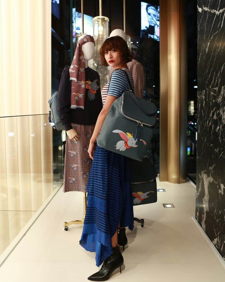 山田優さんのインスタグラム写真 - (山田優Instagram)「ディズニーキャラクター 「ダンボ」にインスパイアされた、LOEWE x DUMBO  限定版カプセルコレクションを 見に行ってきました❤️ 可愛い❤️ #loewedumbo  @loewe  サラとも会えた～✨ @saramary12」4月3日 19時51分 - yu_yamada_