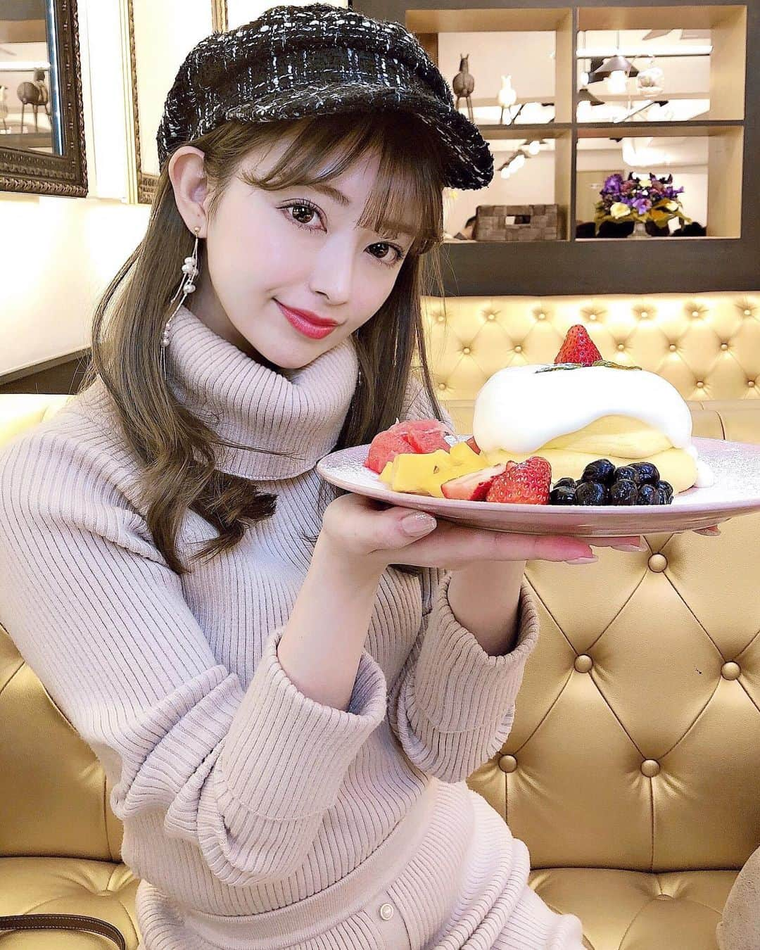 小川ももえさんのインスタグラム写真 - (小川ももえInstagram)「毎日どこかしらのスイーツを食べてるわたしです🐷💟笑 . 基本的にダイエット中でも甘いものはあんまり我慢しません❗️ でも気をつけるとこは気をつけるよ♪ なので足元はこの間も紹介した #マジカルスレンダー ❤️ @majicalslender_lve を✨✨ . 着圧感すごくてこれ履いてるだけで疲れやむくみが気にならない(*^^*) おへそ上から足首が隠れる十分丈でしっかりサポートしてくれるよ❣️ 加圧レギンスだから、履く時ちょっと時間かかるけど着膨れしないし脚のツボを刺激してくれるんだって😍😍😍 . ＳＮＳで今人気みたい🎊🌸 .  ストーリーにリンク貼ったから見てみてね😍✊ . #加圧#美脚#美脚美人#美脚になりたい#表参道#omotesando##ホミビン表参道 #ホミビン#homibing #タピオカ#タピオカミルクティー #表参道カフェ#青山カフェ#화장품#뷰티스타그램#뷰티그램#패션스타그램#美意識#表参道#青山#omotesando#aoyama#カフェ巡り#東京カフェ#韓国#韓国カフェ#royalparty」4月3日 19時52分 - momoe_0406