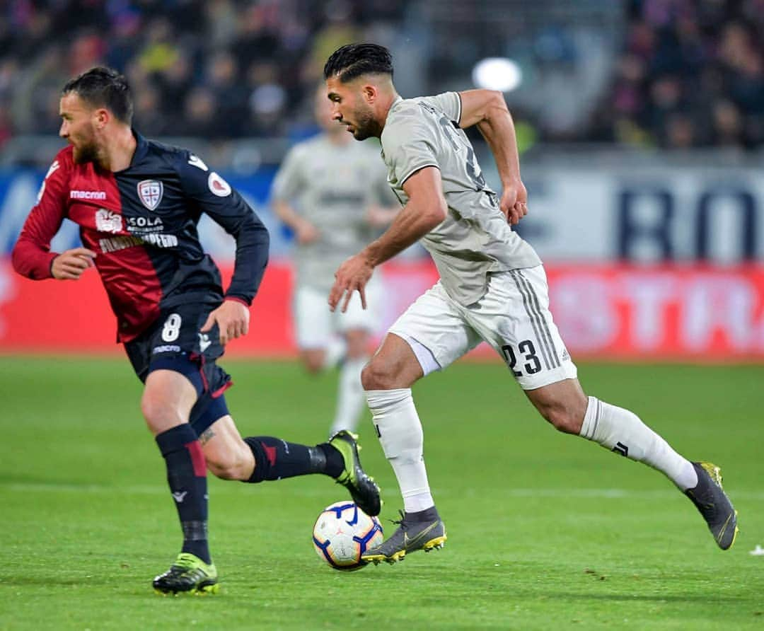 ユヴェントスFCさんのインスタグラム写真 - (ユヴェントスFCInstagram)「Beast mode 🔛 @ec2323 ⚪⚫ #CagliariJuve #FinoAllaFine #ForzaJuve」4月3日 19時59分 - juventus