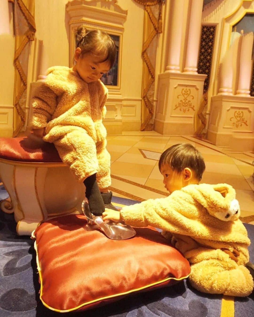 ままのてさんのインスタグラム写真 - (ままのてInstagram)「.⠀ 【王子様🤴とお姫様👸】⠀ .⠀ . ⠀ #ままのて⠀ .⠀ .⠀ シンデレラにガラスの靴を👠💜⠀ 2人ともかわいすぎます🥺💓⠀ .⠀ .⠀ #ディズニー⠀ #シンデレラ⠀ .⠀ .⠀ @harutan_126 様の投稿です⠀ 素敵なお写真ありがとうございました💝⠀ .⠀ .⠀ .⠀ 〈mamanote_officialのオリジナルキャンペーンへ参加しよう♡〉⠀ .⠀ お子様のかわいい動画、写真 ▶︎【 #ままのて 】.⠀ @mamanote_official をフォローして、 投稿する動画や写真に合ったオリジナルハッシュタグをできるだけ多くつけて、インスタグラムにアップしてみましょう！⠀ .⠀ .⠀ 毎日、担当者が投稿をチェックして、素敵な写真と動画をピックアップして、公式アカウントで紹介します❤️⠀ .⠀ そして！！毎月、ハッシュタグごとに、mamanote_officialがピックアップした写真の中で1番｢いいね｣の多い方に、アマゾンギフト券3000円分プレゼント！当選者にはDMを送らせていただきます♡.⠀ .⠀ また、動画や写真は、ままのてのFacebook、 またはウェブサイト 「ままのて」内の記事で紹介させていただきます🙌 .⠀ .⠀ .⠀ .⠀ #プレゼント#キャンペーン#キッズモデル#モニター#ベビーモデル#新米ママ#成長記録#子育て#育児ママカメラ#ママ撮#スマイル育児#こどもと暮らす#子育て記録#育児記録 #お出かけ#great_captures_children #dogs#ig_oyabakabu #instababy#baby#kidsgram#followme#happyfamily#親バカ部#もこもこ部」4月3日 20時00分 - mamanote_official