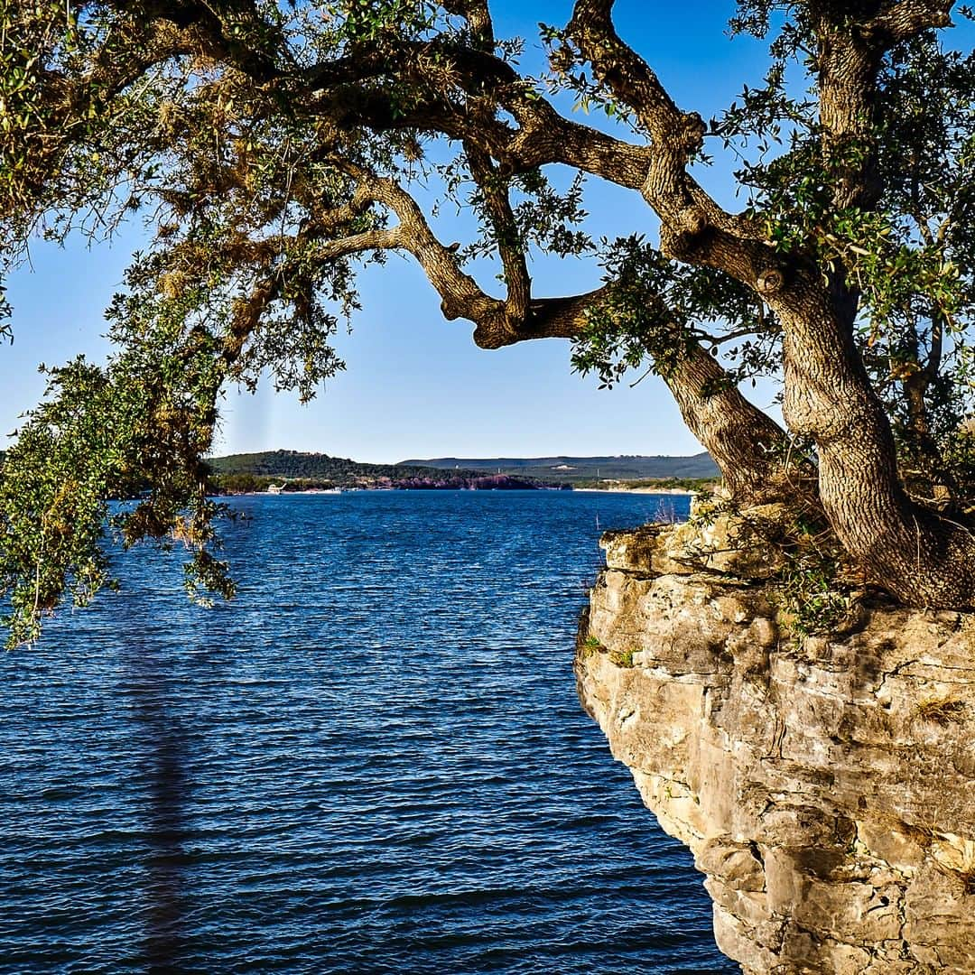 ルフトハンザさんのインスタグラム写真 - (ルフトハンザInstagram)「Standing on the edge of the steep rocks, looking down at the clear water below we can already feel the cold water surround us. #FindYourAdventure #Lufthansa #Texas #FlyToAustin」4月3日 20時00分 - lufthansa