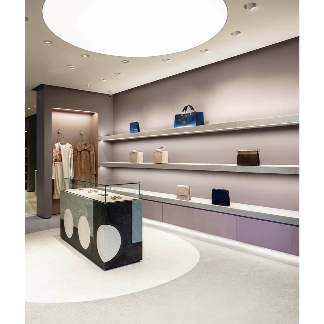 マルニさんのインスタグラム写真 - (マルニInstagram)「The entrance area of the new Marni boutique in Munich. Characterized by walls in a sophisticated lilac tonality, this room hosts bags, small leather goods and a selection of ready-to-wear items. #MarniOpenings #Marniboutiques #Munich」4月3日 20時00分 - marni