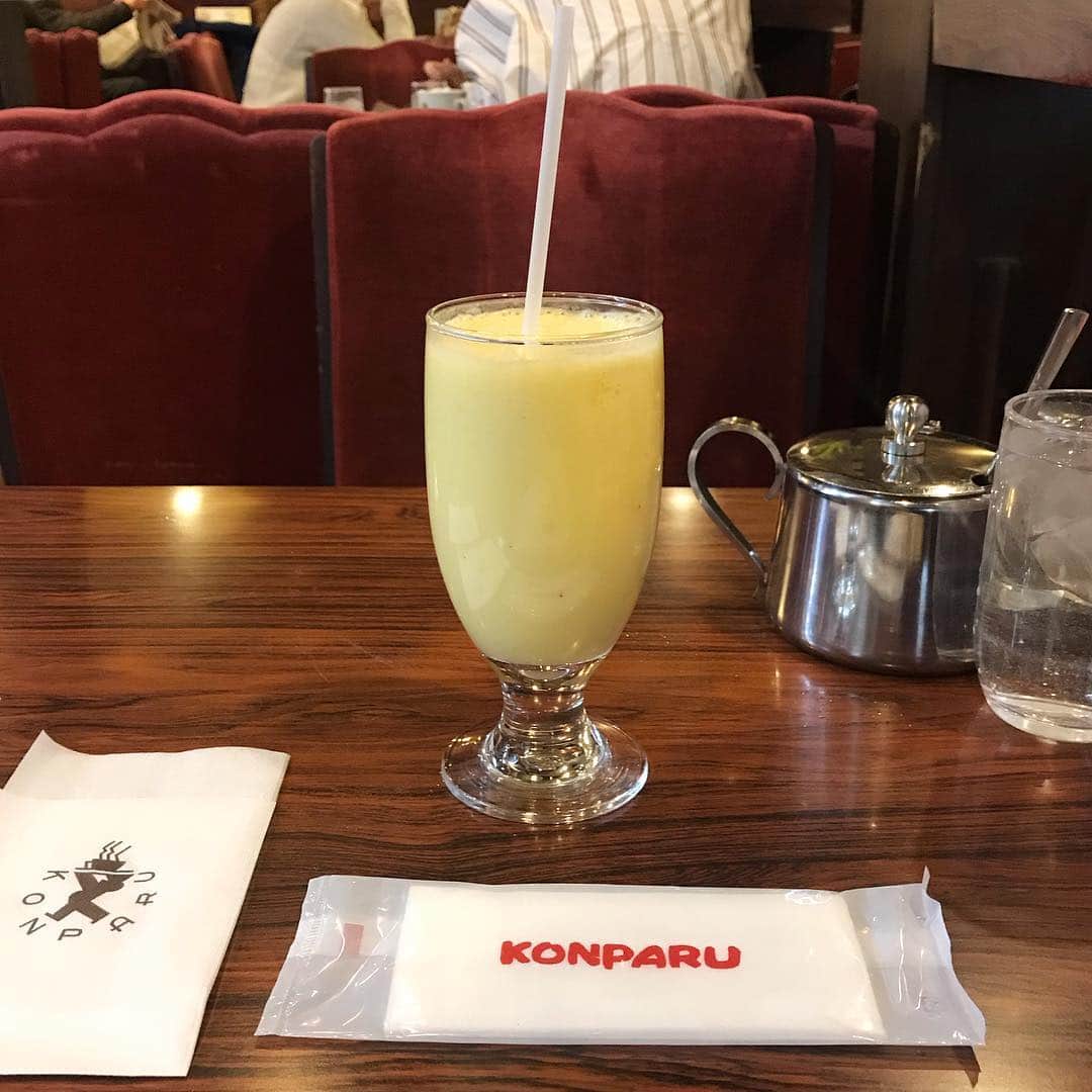 のインスタグラム：「. コンパルはおしぼりや紙ナプキンのロゴが好き。 最近は喫茶店のミックスジュースにハマっている🍹お店によって味は様々だけど、バナナが入ってることぐらいしか分からないんだよなぁ🍌 . #喫茶店探訪記」