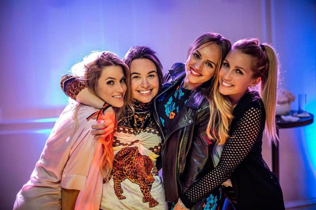 ソフィア・バルビのインスタグラム：「❤️❤️❤️❤️ @elenagalera @ainee.c @romarey_ventura」