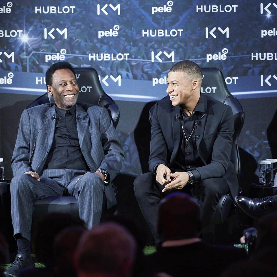 ペレさんのインスタグラム写真 - (ペレInstagram)「I met a young man called Kylian Mbappe and his parents last night in Paris at @hublot event. We talked goals, World Cups and watches - and there was a lot of laughter.  @k.mbappe - you were such good company! // Eu encontrei com um jovem chamado Kylian Mbappe e seus pais ontem à noite em Paris, durante um evento da @hublot. Conversamos sobre gols, copas do mundo e relógios. Foi muito divertido.  Kylian - você é uma ótima companhia! #HublotLovesFootball」4月3日 20時19分 - pele