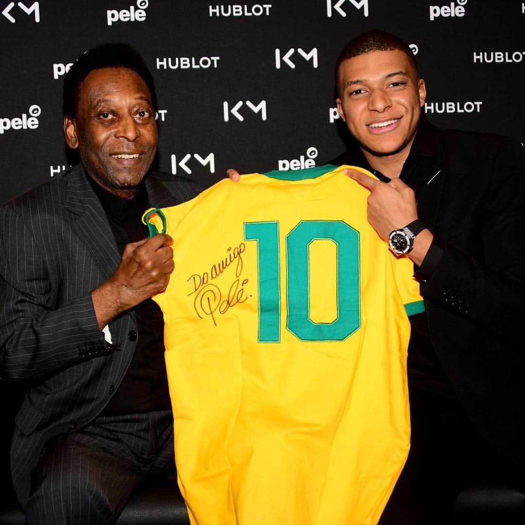 ペレさんのインスタグラム写真 - (ペレInstagram)「I met a young man called Kylian Mbappe and his parents last night in Paris at @hublot event. We talked goals, World Cups and watches - and there was a lot of laughter.  @k.mbappe - you were such good company! // Eu encontrei com um jovem chamado Kylian Mbappe e seus pais ontem à noite em Paris, durante um evento da @hublot. Conversamos sobre gols, copas do mundo e relógios. Foi muito divertido.  Kylian - você é uma ótima companhia! #HublotLovesFootball」4月3日 20時19分 - pele