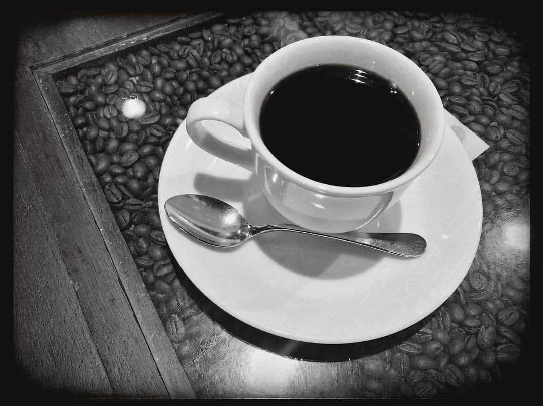 青山草太さんのインスタグラム写真 - (青山草太Instagram)「coffee time.  飲んで落ち着くというよりも お店の雰囲気に 落ち着かせてとらっているという感じ。  家に帰る前に。  家とはまた違う落ち着き。  #青山草太#sotaaoyama  #coffee#time #coffeetime  #家#帰る#前に #落ち着く#場所 #雰囲気」4月3日 20時28分 - sotaaoyama