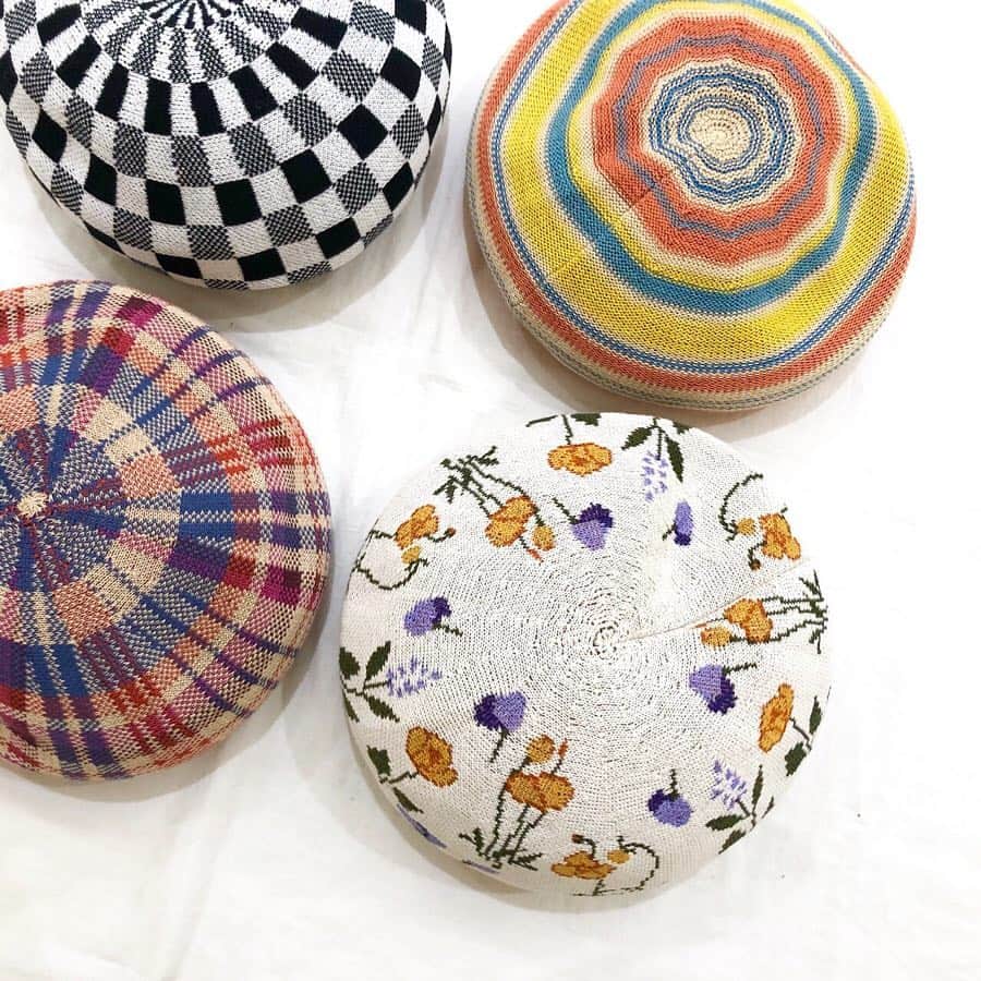のインスタグラム：「⚪︎ 春にぴったりなカラフルベレー◎ ・ TM PATTERN BERET ¥5900+tax ・ お取り扱い店舗 →ハラジュク →シンジュク →フクオカ ・ ・ #カオリノモリ #kaorinomori  #beret #fashion #instahat #spring #color #ベレー帽 #柄ベレー #ベレー #春色 #カラフル  #花柄 #チェック柄 #ボーダー #モノトーン」