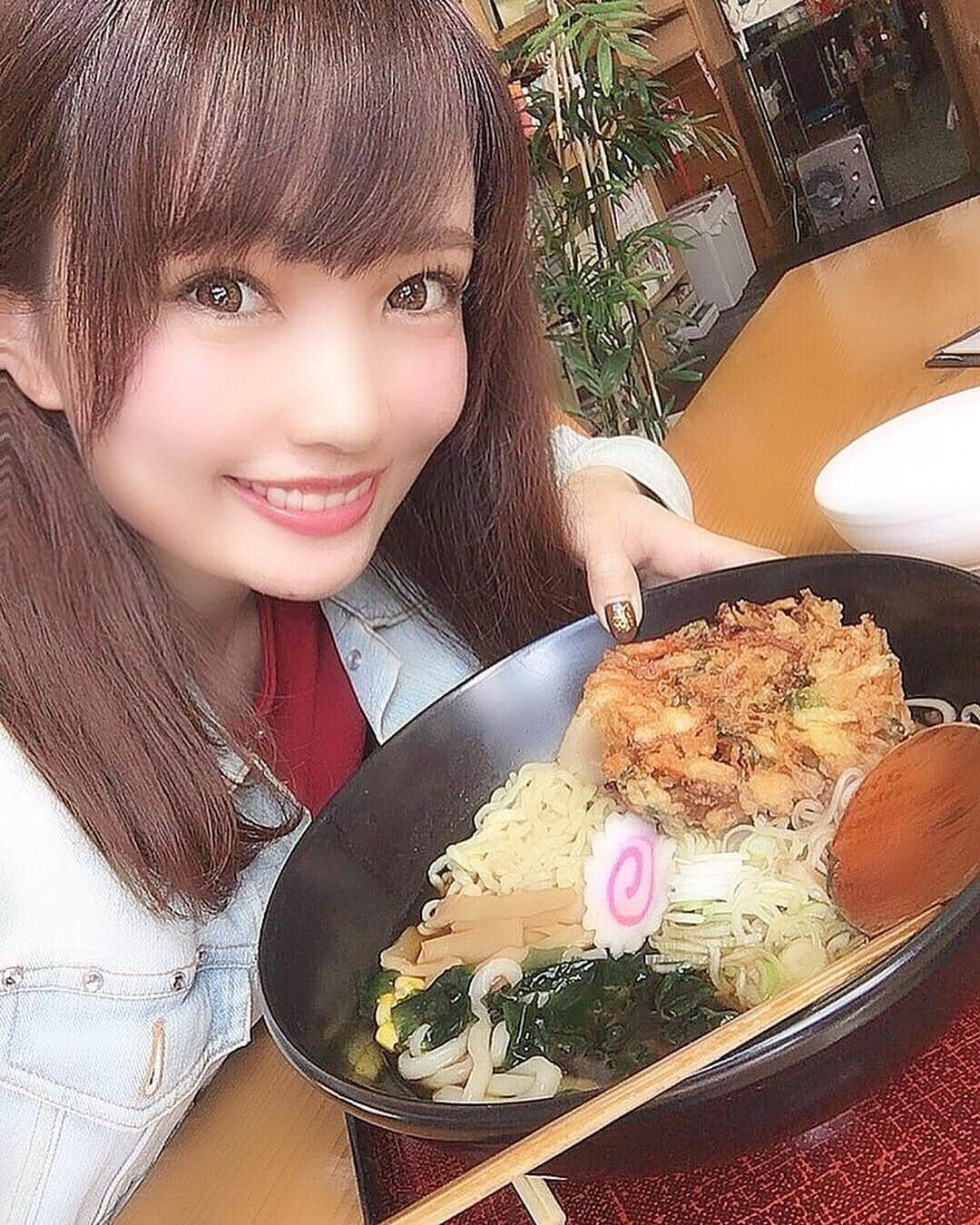 浅井麻里さんのインスタグラム写真 - (浅井麻里Instagram)「🛤🚃﻿ ﻿ 丼よーーく見て！！ ラーメン＆うどん＆そば が一つの丼に入ってる﻿ 三種合体麺！！🍜😳✨﻿ ﻿ ﻿ 📕雑誌の掲載情報📕﻿ ﻿ 今本屋さんに並んでる「東京Walker」4月号✨﻿ 『思いつき電車旅』の企画ページに﻿ 出させていただいてます💓🚞﻿ 見開きどどーん！と一面に✨＼(^o^)／﻿ ﻿ 栃木と福島を結ぶ野岩鉄道に乗って、﻿ エメラルドブルーの川が有名な龍王峡で﻿ 炭火焼のアユの塩焼きを食べたり、﻿ 鉄道からの風景に癒されたり…✨(写真スワイプ⏩)﻿ ﻿ そして写真1枚目の三種合体麺！！🍜﻿ かなり大きな丼の中に、﻿ ラーメン＆うどん＆そば 半玉ずつと﻿ それぞれの具が一緒に入ってて、﻿ 全部に合うように研究された醤油ベースのスープ❤️﻿ 見た時びっくりしたしかなり不思議だったけど、﻿ とーっても美味しくて味にもびっくり❤️😳﻿ ラーメンうどんそば一緒にしちゃお！って﻿ 発想が面白い（笑）福島名物グルメ✨﻿ ﻿ ﻿ ぜひ東京Walker見てみてね🎵📕﻿ ﻿ ﻿ #東京ウォーカー#栃木#福島#撮影#野岩鉄道#会津#龍王峡#麺#タビジョ#旅雑誌#カメラ女子#tokyowalker#retrip_nippon#genic_travel」4月3日 20時25分 - mari_asai_625