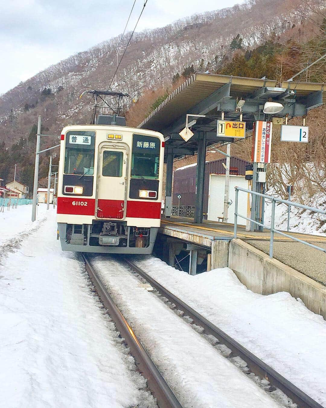 浅井麻里さんのインスタグラム写真 - (浅井麻里Instagram)「🛤🚃﻿ ﻿ 丼よーーく見て！！ ラーメン＆うどん＆そば が一つの丼に入ってる﻿ 三種合体麺！！🍜😳✨﻿ ﻿ ﻿ 📕雑誌の掲載情報📕﻿ ﻿ 今本屋さんに並んでる「東京Walker」4月号✨﻿ 『思いつき電車旅』の企画ページに﻿ 出させていただいてます💓🚞﻿ 見開きどどーん！と一面に✨＼(^o^)／﻿ ﻿ 栃木と福島を結ぶ野岩鉄道に乗って、﻿ エメラルドブルーの川が有名な龍王峡で﻿ 炭火焼のアユの塩焼きを食べたり、﻿ 鉄道からの風景に癒されたり…✨(写真スワイプ⏩)﻿ ﻿ そして写真1枚目の三種合体麺！！🍜﻿ かなり大きな丼の中に、﻿ ラーメン＆うどん＆そば 半玉ずつと﻿ それぞれの具が一緒に入ってて、﻿ 全部に合うように研究された醤油ベースのスープ❤️﻿ 見た時びっくりしたしかなり不思議だったけど、﻿ とーっても美味しくて味にもびっくり❤️😳﻿ ラーメンうどんそば一緒にしちゃお！って﻿ 発想が面白い（笑）福島名物グルメ✨﻿ ﻿ ﻿ ぜひ東京Walker見てみてね🎵📕﻿ ﻿ ﻿ #東京ウォーカー#栃木#福島#撮影#野岩鉄道#会津#龍王峡#麺#タビジョ#旅雑誌#カメラ女子#tokyowalker#retrip_nippon#genic_travel」4月3日 20時25分 - mari_asai_625