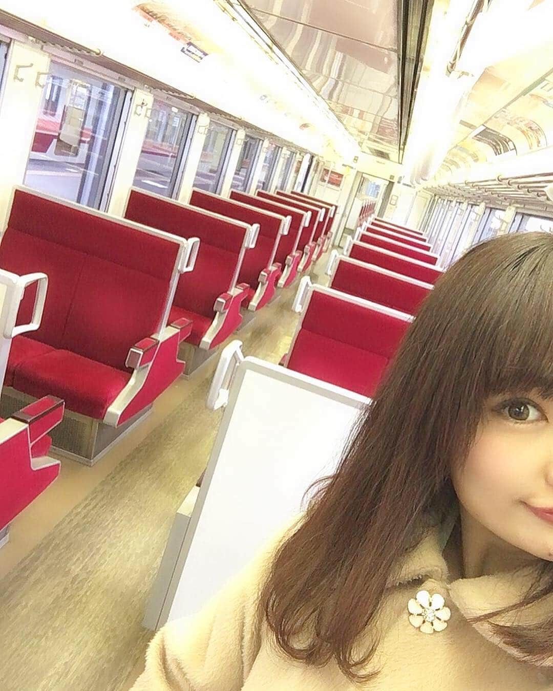 浅井麻里さんのインスタグラム写真 - (浅井麻里Instagram)「🛤🚃﻿ ﻿ 丼よーーく見て！！ ラーメン＆うどん＆そば が一つの丼に入ってる﻿ 三種合体麺！！🍜😳✨﻿ ﻿ ﻿ 📕雑誌の掲載情報📕﻿ ﻿ 今本屋さんに並んでる「東京Walker」4月号✨﻿ 『思いつき電車旅』の企画ページに﻿ 出させていただいてます💓🚞﻿ 見開きどどーん！と一面に✨＼(^o^)／﻿ ﻿ 栃木と福島を結ぶ野岩鉄道に乗って、﻿ エメラルドブルーの川が有名な龍王峡で﻿ 炭火焼のアユの塩焼きを食べたり、﻿ 鉄道からの風景に癒されたり…✨(写真スワイプ⏩)﻿ ﻿ そして写真1枚目の三種合体麺！！🍜﻿ かなり大きな丼の中に、﻿ ラーメン＆うどん＆そば 半玉ずつと﻿ それぞれの具が一緒に入ってて、﻿ 全部に合うように研究された醤油ベースのスープ❤️﻿ 見た時びっくりしたしかなり不思議だったけど、﻿ とーっても美味しくて味にもびっくり❤️😳﻿ ラーメンうどんそば一緒にしちゃお！って﻿ 発想が面白い（笑）福島名物グルメ✨﻿ ﻿ ﻿ ぜひ東京Walker見てみてね🎵📕﻿ ﻿ ﻿ #東京ウォーカー#栃木#福島#撮影#野岩鉄道#会津#龍王峡#麺#タビジョ#旅雑誌#カメラ女子#tokyowalker#retrip_nippon#genic_travel」4月3日 20時25分 - mari_asai_625