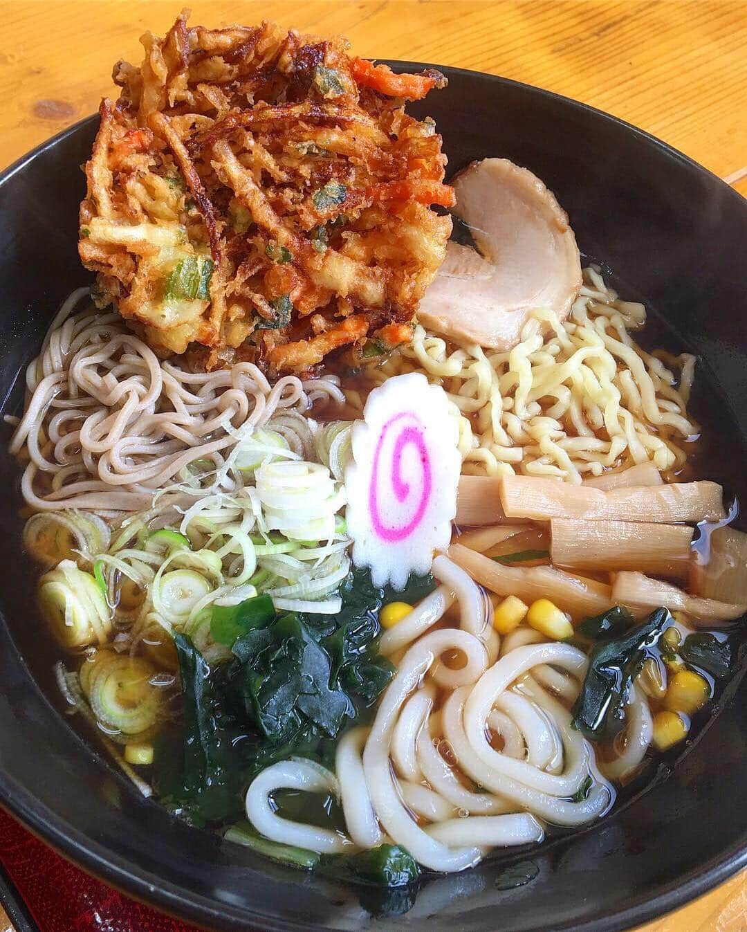 浅井麻里さんのインスタグラム写真 - (浅井麻里Instagram)「🛤🚃﻿ ﻿ 丼よーーく見て！！ ラーメン＆うどん＆そば が一つの丼に入ってる﻿ 三種合体麺！！🍜😳✨﻿ ﻿ ﻿ 📕雑誌の掲載情報📕﻿ ﻿ 今本屋さんに並んでる「東京Walker」4月号✨﻿ 『思いつき電車旅』の企画ページに﻿ 出させていただいてます💓🚞﻿ 見開きどどーん！と一面に✨＼(^o^)／﻿ ﻿ 栃木と福島を結ぶ野岩鉄道に乗って、﻿ エメラルドブルーの川が有名な龍王峡で﻿ 炭火焼のアユの塩焼きを食べたり、﻿ 鉄道からの風景に癒されたり…✨(写真スワイプ⏩)﻿ ﻿ そして写真1枚目の三種合体麺！！🍜﻿ かなり大きな丼の中に、﻿ ラーメン＆うどん＆そば 半玉ずつと﻿ それぞれの具が一緒に入ってて、﻿ 全部に合うように研究された醤油ベースのスープ❤️﻿ 見た時びっくりしたしかなり不思議だったけど、﻿ とーっても美味しくて味にもびっくり❤️😳﻿ ラーメンうどんそば一緒にしちゃお！って﻿ 発想が面白い（笑）福島名物グルメ✨﻿ ﻿ ﻿ ぜひ東京Walker見てみてね🎵📕﻿ ﻿ ﻿ #東京ウォーカー#栃木#福島#撮影#野岩鉄道#会津#龍王峡#麺#タビジョ#旅雑誌#カメラ女子#tokyowalker#retrip_nippon#genic_travel」4月3日 20時25分 - mari_asai_625