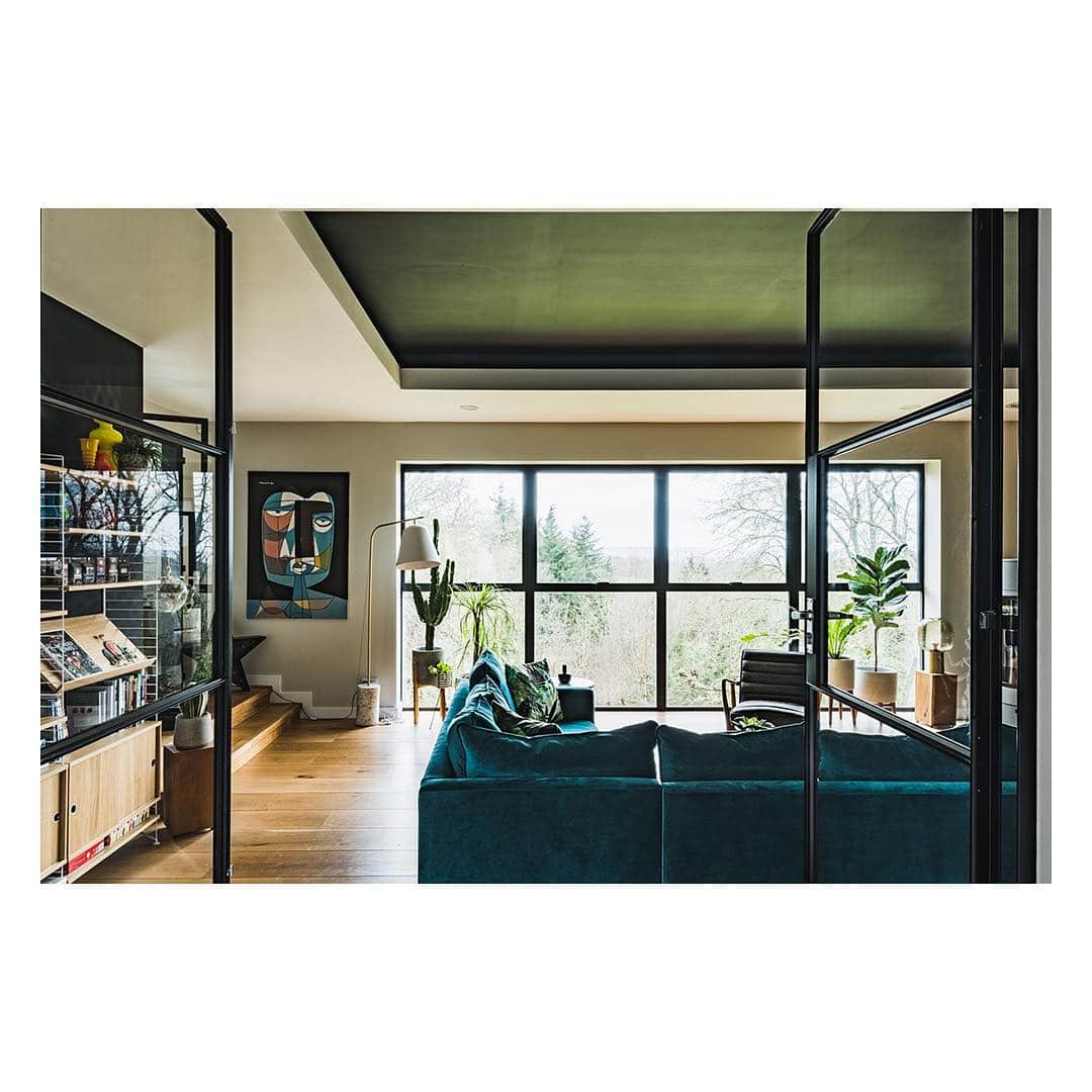 The Modern Houseさんのインスタグラム写真 - (The Modern HouseInstagram)「California dreaming: an English take on the Case Study movement. Link in our bio for the Southborough sales particulars.  #tunbridgewells #casestudhouse #midcenturydesign」4月3日 20時26分 - themodernhouse