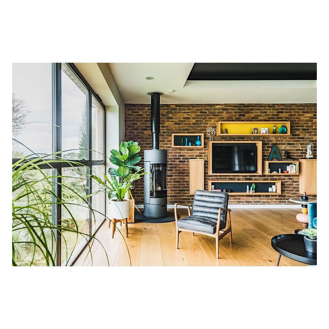 The Modern Houseさんのインスタグラム写真 - (The Modern HouseInstagram)「California dreaming: an English take on the Case Study movement. Link in our bio for the Southborough sales particulars.  #tunbridgewells #casestudhouse #midcenturydesign」4月3日 20時26分 - themodernhouse