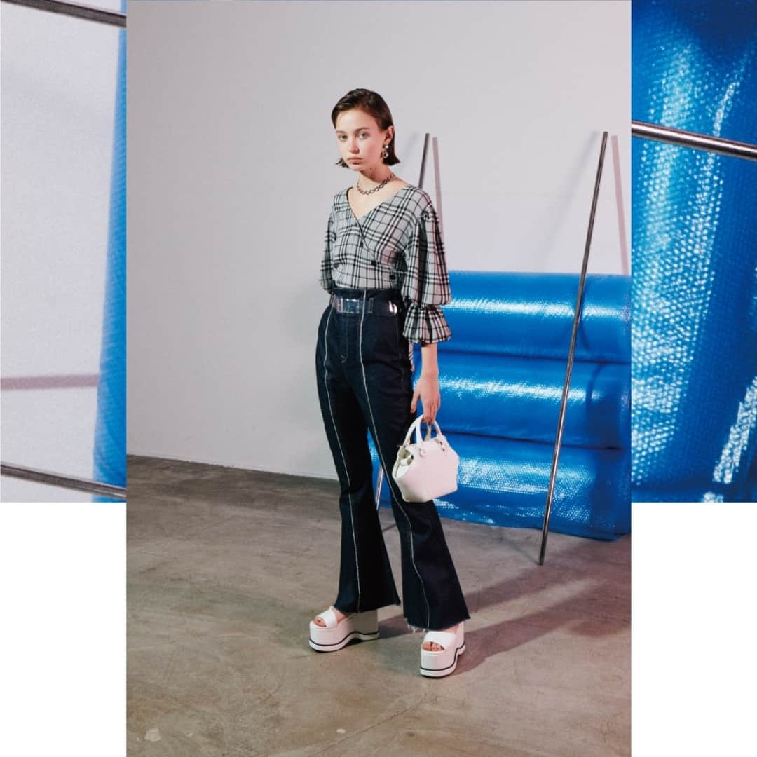 EMODAさんのインスタグラム写真 - (EMODAInstagram)「ㅤㅤㅤ 2019 S/S SEASON CONCEPT -NUDIE- ㅤㅤ ㅤㅤ ・BULKY SLEEVE SH TOP ¥5,980+tax ・FIT FLARE SUPER H/W JEANS ¥11,800+tax ・WARP ROUND EAR CUFF ¥2,380+tax ・HANG BALL COVER PIERCE ¥2,980+tax ・METAL SHELL SHORT NC ¥2,980+tax ・POLISH BELT ¥3,580+tax ・BLOC HANDY BAG ¥6,980+taxㅤㅤㅤㅤㅤㅤ ・SIDE OUT BULKY SANDALS ¥11,800+tax ㅤㅤㅤ ㅤㅤㅤ ㅤㅤㅤ ウェブではLOOKBOOKも公開中‼️ プロフィールのURLからチェック✔️ ㅤㅤㅤ #EMODA #RUNWAYchannel #2019SS @emoda_snap」4月3日 20時30分 - emoda_official