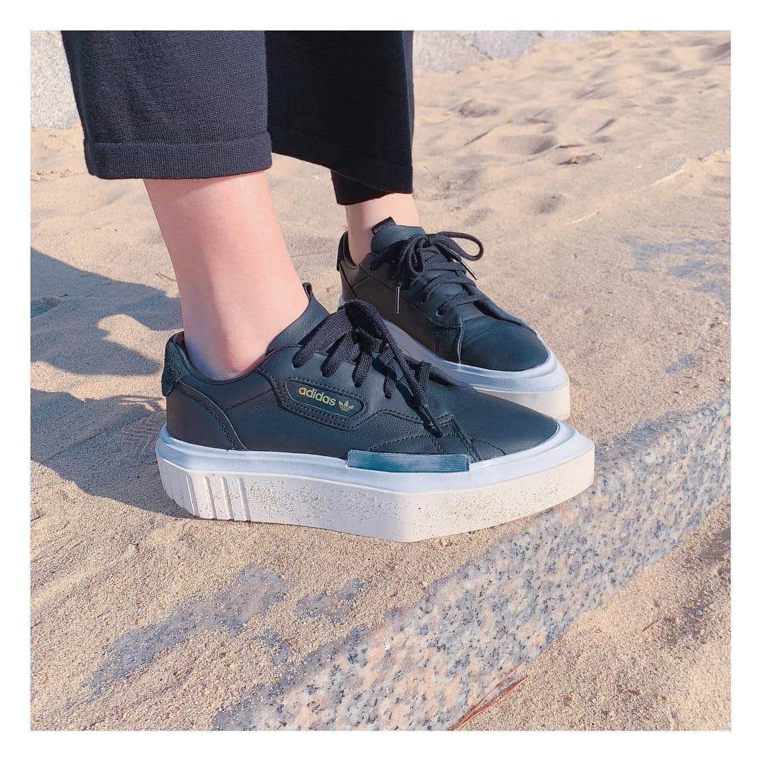 筒井萌子のインスタグラム：「* #adidas のおにゅースニーカー👟💕 なかなか珍しい形のかっちょいい靴⭐︎ ポインテッドトゥが可愛い⌣̈⃝♡⌣̈⃝♡ ‎  厚底だし歩きやすくてお気に入り♡ 広島行くのにルンルンでおろしました⭐️ ・ #筒井萌子 #女優 #actress #モデル #model  #shooting #instagood #instalike #converse #撮影 #followme #instalike #ブリヂストンゴルフ #tommyjeans #dhoric #snidel #lee #ゴルフ #ゴルフ女子 #ゴルフコーデ #골프 #좋아요반사 #좋아요그램 #좋아요환영 #데일리그램 #패션 #오오티디 #카페 #카페 #ジャパンゴルフフェア #アディダス」