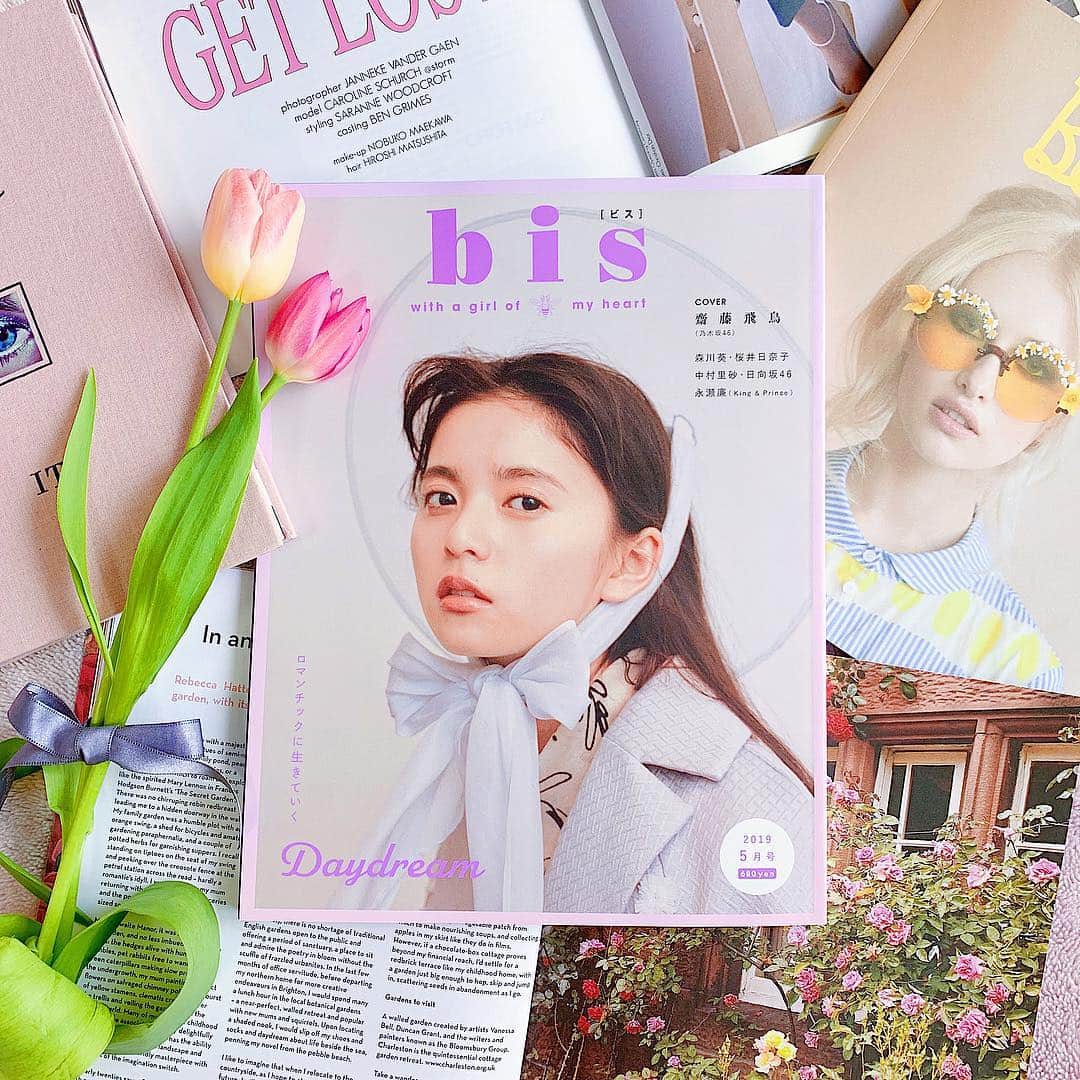 のインスタグラム：「﻿ ﻿ 🌷bis🌷﻿﻿ ﻿﻿ 普段あまり雑誌読まないけど久々に📚﻿﻿ 今月号、春のヘアコスメがたくさんのってて﻿﻿ とっても参考になる👩🏻‍💻﻿﻿ 全ページかわいかった🥺..❤︎﻿﻿ ﻿﻿ 早く春服着たいなあ🌷﻿﻿ ﻿﻿ #bis﻿#book#pr ﻿ ﻿」