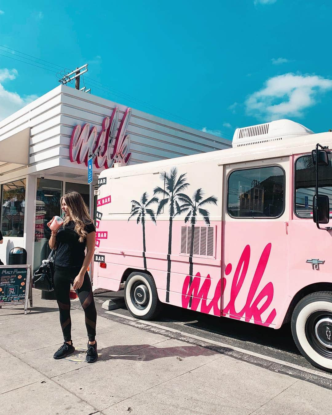 Dagi Beeさんのインスタグラム写真 - (Dagi BeeInstagram)「Pink Drink, Pink Truck, Pink Life 💗💁🏼‍♀️ — was ist eure Lieblingsfarbe ? ✨」4月3日 20時32分 - dagibee