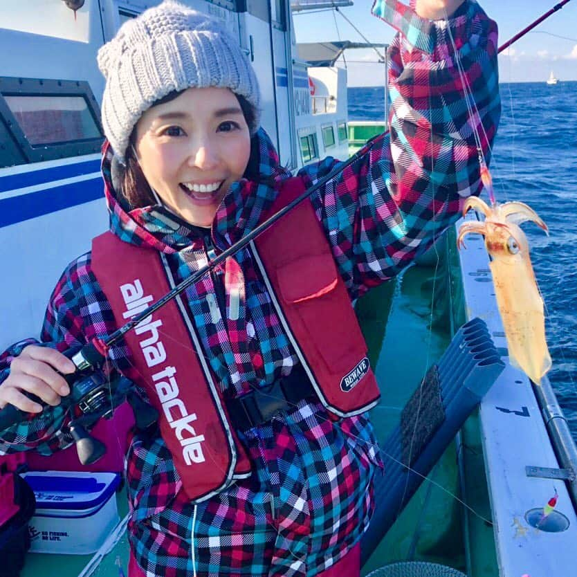 井上直美さんのインスタグラム写真 - (井上直美Instagram)「今日は白飯だけ持って行っておかずは現地調達！無事にマルイカとムギイカが釣れたので、マルイカ明太子とムギイカ沖漬けをご飯の上にどーーん！！美味しいです！！！最高です！！！ #釣り  #釣りガール  #マルイカ釣り  #マルイカ  #ムギイカ  #ヤリイカ  #大和丸  #小網代  #船上豪華メシ  #幸せ  #美味すぎ  #沖漬け #イカ明太  #アルファタックル  #サンヨーナイロン  #井上直美  #なおチンぎょ  #釣果36杯」4月3日 20時51分 - naochingyo