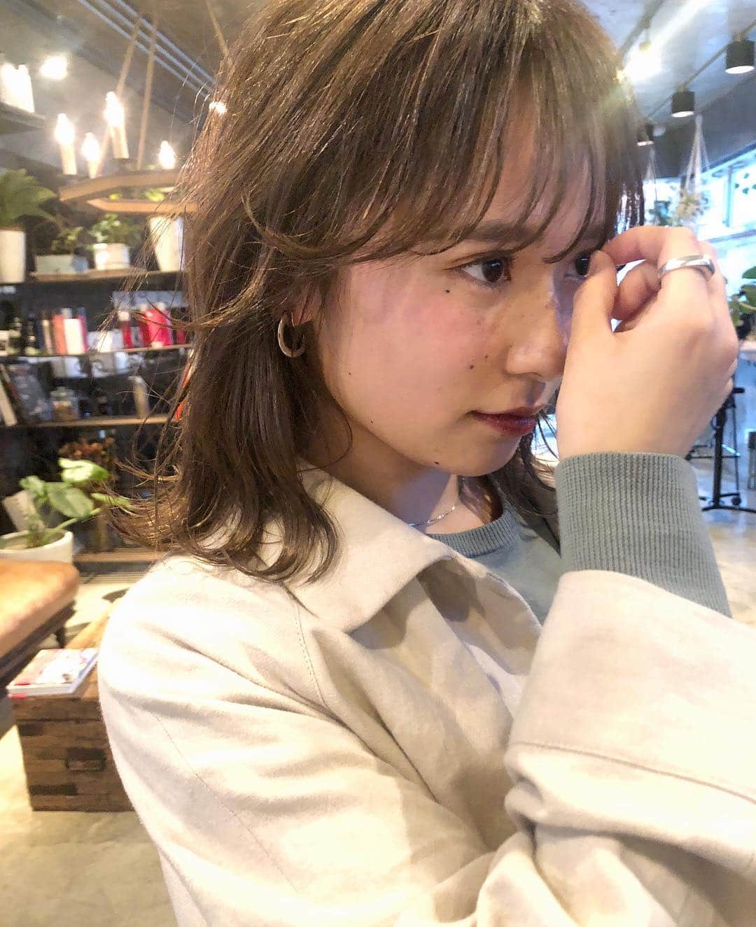 カワシリアツシのインスタグラム：「ちえみさん @cyoshi___  5センチと前髪カット✂︎ 毛先は厚めに顔周りだけレイヤーを入れて🌿 ・ ・ ・ ・ブリーチの回数がわからない。 ・値段が気になる。 ・ダメージが心配。など なんでもご気軽にご相談ください😊 ・ ご予約やご相談はURLもしくはDM・LINEにてお待ちしております🙆‍♂️ ・ ・ ・ ご予約はトップページURLをクリック😊 もしくはDMください✉️ ・ ネットで×になってても お取りできるお時間もございますので、 ご気軽にご相談ください🙆‍♂️ ・  #アディクシー #イルミナカラー  #外国人風カラー #ミニボブ #切りっぱなしボブ #ハイライト #外ハネ #グラデーション #外国人風 #ポートレート #美容室 #美容院 #美容学生 #撮影 #東京 #渋谷  #ショートヘア #グレージュ  #ブルージュ #ブリーチ #portrait #フィルムカメラ #hairstyle #ショートカット #haircolor #ハイトーン #데일리룩 #时尚 #แฟชั่น#デジキュア」