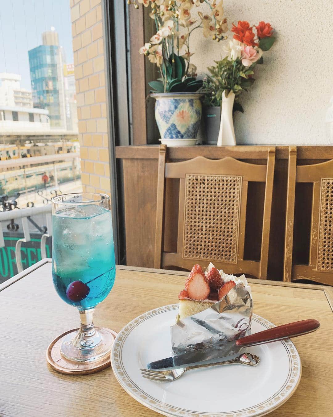 谷奥えまさんのインスタグラム写真 - (谷奥えまInstagram)「晴れの日に行くのがおススメの珈里亜☕︎ ショートケーキは素朴な味なのでもう1個いけちゃいそうな勢いでした(∘¯̆ᘢ¯̆)و  美味しかった♬  #珈里亜  #会いに行きたい喫茶店」4月3日 20時52分 - ematanioku