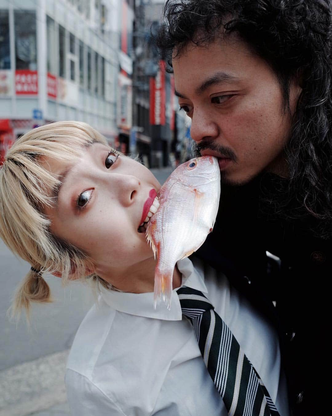 トヲルさんのインスタグラム写真 - (トヲルInstagram)「. . . 今回は黄鯛を使用してます🐟咥える前に塩水に浸けて臭みを軽減させています🐟 . . トヲルのクリエイティブ撮影#トヲルplus です🐟今年はいろいろコラボ企画が進行中ですが、今回は田中ミホ ✖︎ ミキスギウラ ✖︎ トヲル🤝 . . 『魚少女』第3話 . . 漫画..田中ミホ(@mix1218 ) model&hair..ミキスギウラ(@mikisugiura_ ) model&hair&photo..トヲル(@toworu55 ) hair&make&photo..イケダハルカ(@iiiiiiikd ) 魚品質管理..ケンジ(@kenji_sasano ) . . #トヲルPLUS ↑↑↑↑ 過去プリュス作品はこちらにまとめてあります . . #田中ミホ  #fishgirl #fishgirls #漫画魚少女 #魚少女 #魚女子」4月3日 20時52分 - toworu55