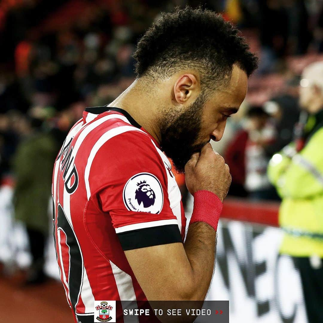 サウサンプトンFCさんのインスタグラム写真 - (サウサンプトンFCInstagram)「💫 #SaintsFC 🆚 #LFC under the lights at St Mary’s, what comes to your mind first? 💫」4月3日 20時52分 - southamptonfc