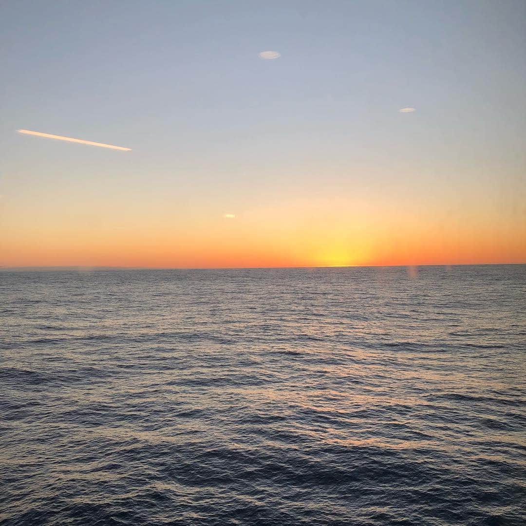 ティモシー・ドレンスキーのインスタグラム：「Cheers to new adventures. ☀️🌎」