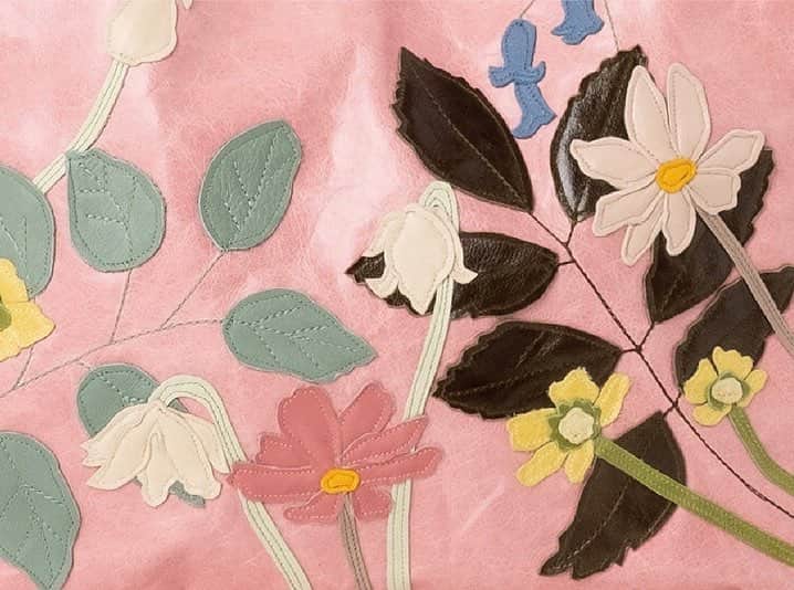 のインスタグラム：「【SUSANNAH HUNTER】 2019 Spring Summer Collection -Stavroula Garden-  精密なレザーのパッチワークで、アートのようなバッグを作るスザンナ・ハンター。ロンドンのアトリエで生み出されるデザインは、全て彼女自身が見た自然からインスパイアされたもの。2019年春夏のコスモスをフィーチャーした"Stavroula Garden" は、風変わりでロマンティックなコレクションです。 @goldie_h.p.france 各店にて展開中。  #susannahhunter #london #handmade #craft #leatherbag #patchwork #fashion #spring #summer #flower #hpfrance #アッシュペーフランス #howpeoplelive」