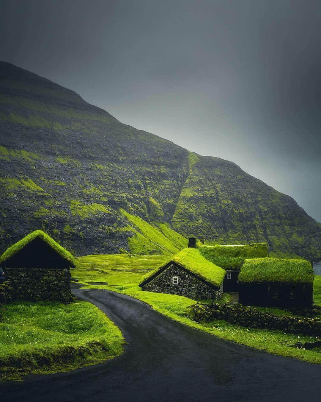 BEAUTIFUL DESTINATIONSさんのインスタグラム写真 - (BEAUTIFUL DESTINATIONSInstagram)「Sometimes, the grass really is greener on the other side 🌿 Tag who you'd love to explore the Faroe Islands with. (📷: @merveceranphoto 📍: Faroe Islands)」4月3日 21時03分 - beautifuldestinations