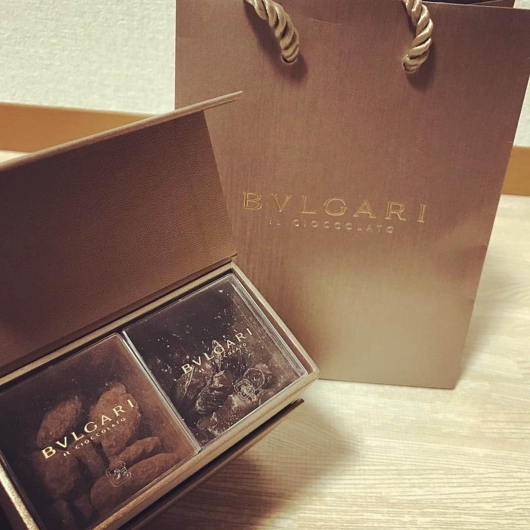 長崎峻侑さんのインスタグラム写真 - (長崎峻侑Instagram)「普段こういうの食べないけど、すげー美味い。ウィスキーに合う🥃 ありがとうございます！  #BVLGARI #チョコ #whiskey」4月3日 21時03分 - shunsukenagasaki