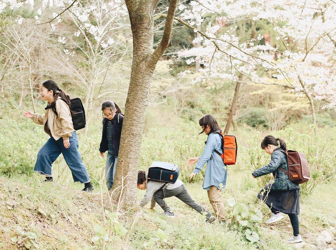 Rihoのインスタグラム：「友人が作った ランドセル（@cotoyukusha）の写真を子ども達と撮影してきました。  ランドセルの注文は 年々早くなっているようですね。  娘の時は7月からだったけど 今年は3月、4月からスタートするみたいです。  ことゆく社のランドセルは、とても軽くて 子ども達のことを考えて作られています。」