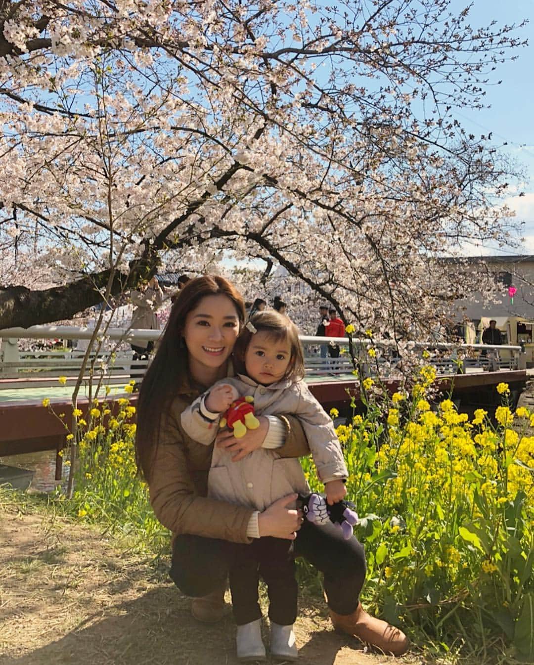 舟橋菜々さんのインスタグラム写真 - (舟橋菜々Instagram)「今日は岩倉の五条川まで桜を見に行きました🌸 天気は良かったけど、風が強かった〜😖🌬 最後の2枚は去年の📷💡 一年でこんなに大きくなったんだねぇ〜👏🏻☺️✨ We went to Gojyo-river for cherry blossom viewing! #cherryblossom#cherry#flower#beautiful#spring#baby#instababy#kid#daughter#mother#happy#smile#love#cute#お花見#桜#菜の花#春#五条川#赤ちゃん#娘#子供#ママ#育児#子育て#ハーフ#親バカ部#ベビフル#ママリ#コドモノ」4月3日 20時57分 - wombatnana