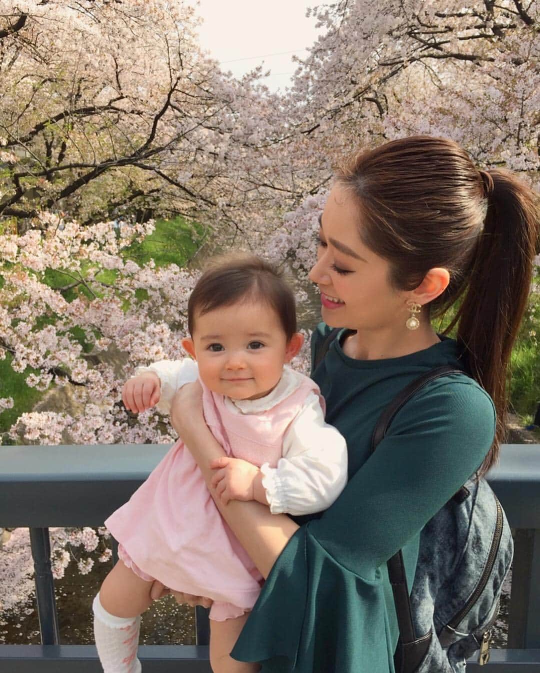舟橋菜々さんのインスタグラム写真 - (舟橋菜々Instagram)「今日は岩倉の五条川まで桜を見に行きました🌸 天気は良かったけど、風が強かった〜😖🌬 最後の2枚は去年の📷💡 一年でこんなに大きくなったんだねぇ〜👏🏻☺️✨ We went to Gojyo-river for cherry blossom viewing! #cherryblossom#cherry#flower#beautiful#spring#baby#instababy#kid#daughter#mother#happy#smile#love#cute#お花見#桜#菜の花#春#五条川#赤ちゃん#娘#子供#ママ#育児#子育て#ハーフ#親バカ部#ベビフル#ママリ#コドモノ」4月3日 20時57分 - wombatnana