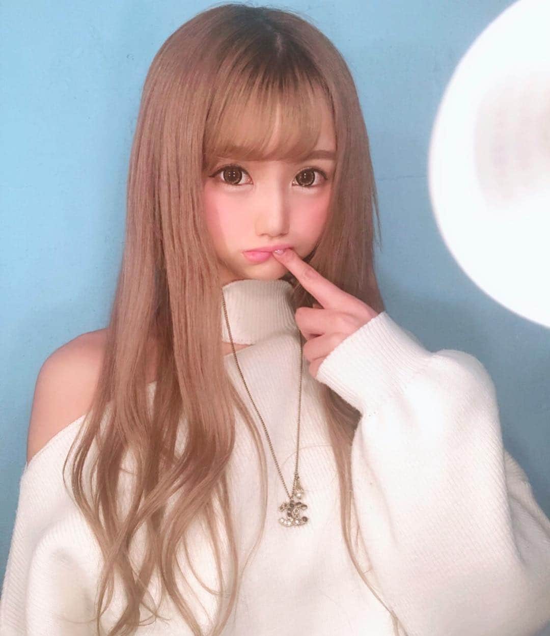 みもれもんさんのインスタグラム写真 - (みもれもんInstagram)「・ ・ #イメチェン #ロングヘアー #エクステ #金髪 #ゆる巻き #インスタグラビア #ootd #fashion #make #burberry  #オシャレグラビア  #ファインダー越しの私の世界  #タレント #モデル  #みもれ #アプリ凄い怖い感謝」4月3日 21時00分 - mimore_mon0929