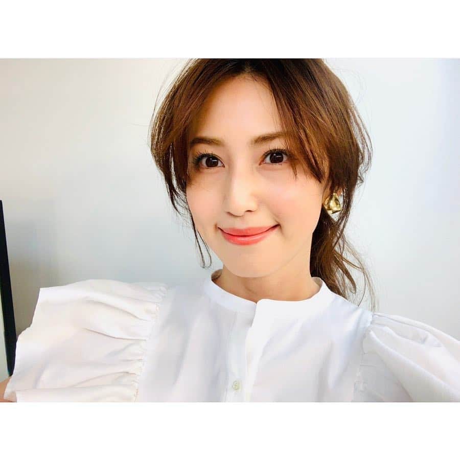 のインスタグラム：「📸﻿ 美的の連載「#実樹Beauty」の撮影でした♪﻿ ﻿ ﻿ 気分が上がるファッションとメイクのカラーコーデ。﻿ 可愛いページに仕上がりそうです✨﻿ ﻿ お楽しみに☺️﻿ ﻿ ﻿ ﻿ 明日は21時からインスタライブです。﻿ ﻿ 茶ぺのアカウントで、事前質問募集中。﻿ → @gala_japon ﻿ ぜひ質問してくださいねー❣️﻿ ﻿ ﻿ ﻿ ﻿ #beauty #make #fashion #メイク #美的 #連載 #実樹beauty #服とメイクのバランス #美容 #インスタライブ」