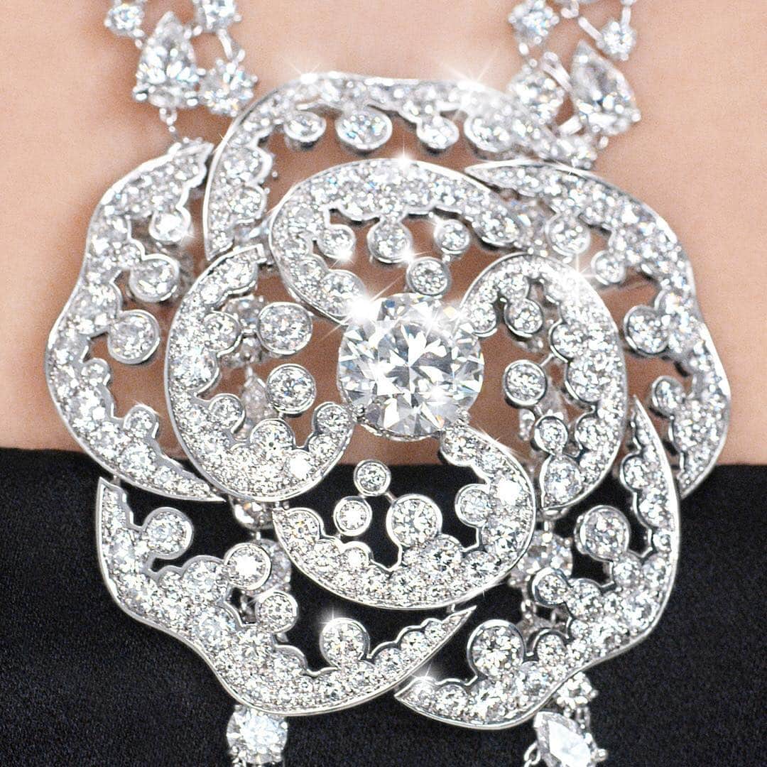 シャネルさんのインスタグラム写真 - (シャネルInstagram)「The guiding spirit of the 1.5 — 1 CAMÉLIA, 5 ALLURES High Jewelry collection is the desire of Gabrielle Chanel for women to have freedom. Revelation Diamant can be worn in five different ways, bestowing the wearer the freedom to choose — the ultimate luxury. Discover the collection - link in bio. #CHANELHighJewelry #1Camelia5Allures #CHANELCamelia」4月3日 21時01分 - chanelofficial
