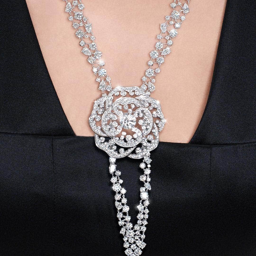 シャネルさんのインスタグラム写真 - (シャネルInstagram)「The guiding spirit of the 1.5 — 1 CAMÉLIA, 5 ALLURES High Jewelry collection is the desire of Gabrielle Chanel for women to have freedom. Revelation Diamant can be worn in five different ways, bestowing the wearer the freedom to choose — the ultimate luxury. Discover the collection - link in bio. #CHANELHighJewelry #1Camelia5Allures #CHANELCamelia」4月3日 21時01分 - chanelofficial