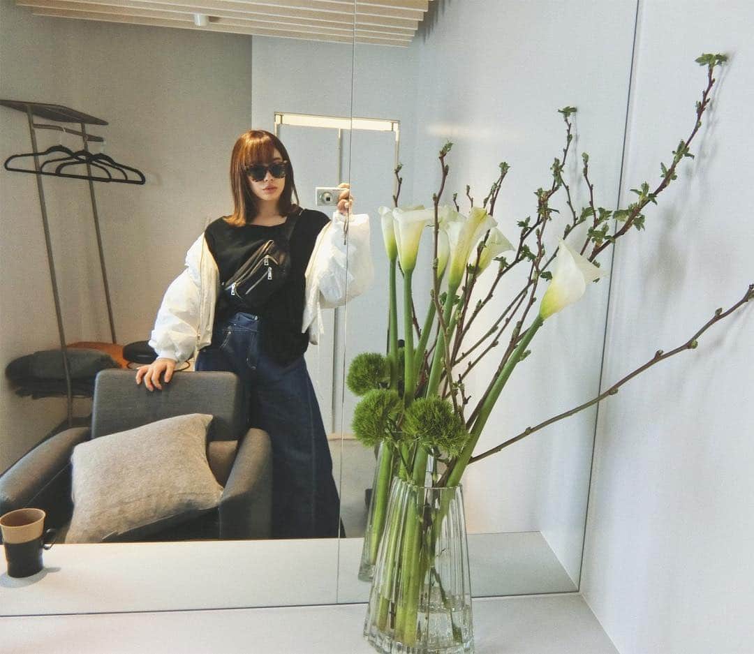 Linaのインスタグラム：「お友達が完全個室のHAIR SALONをオープンしたよ✂️♡ 個室だから赤ちゃん連れのママにも有り難いと思う‼︎ スッピンで行っても人目気にせずメイクも1からできるし落ち着くー✨w 座ってるだけでシャンプー台の方から来てくれるSTYLEなんだよ🧴 ずっと映画見てた🎞 オープンおめでとうございます🎉  @hairtao193  #hairsalon #美容室 #プライベート #完全個室 #広尾」