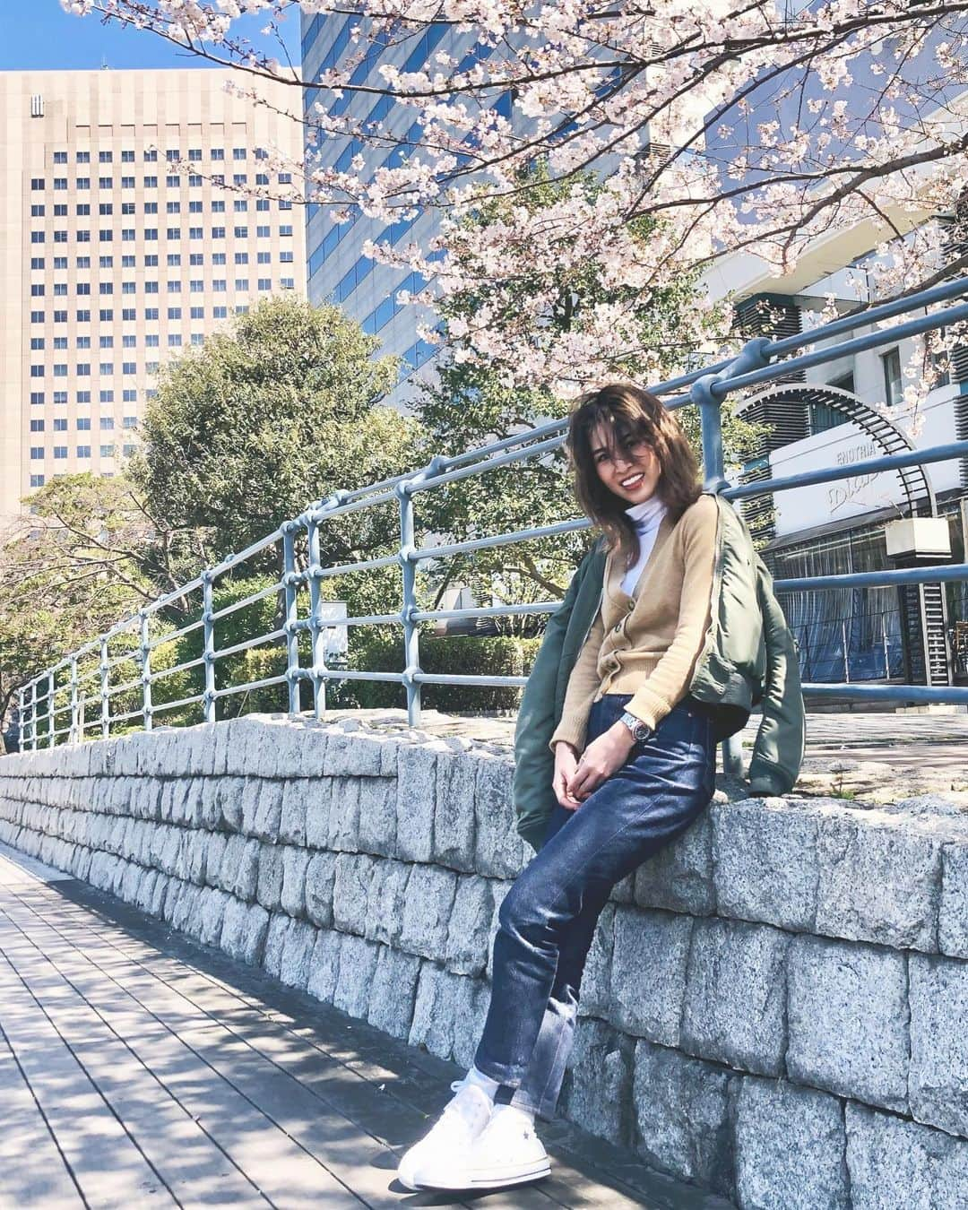 月本えりさんのインスタグラム写真 - (月本えりInstagram)「冬だね🌸寒い🥶 #ootd #outfit #spring #cherryblossom #blooming #beautiful #sweater #cardigan #turtleneck #denim #converse #ma1 #mensfashion #vintage #ericore」4月3日 21時02分 - eritsukimoto