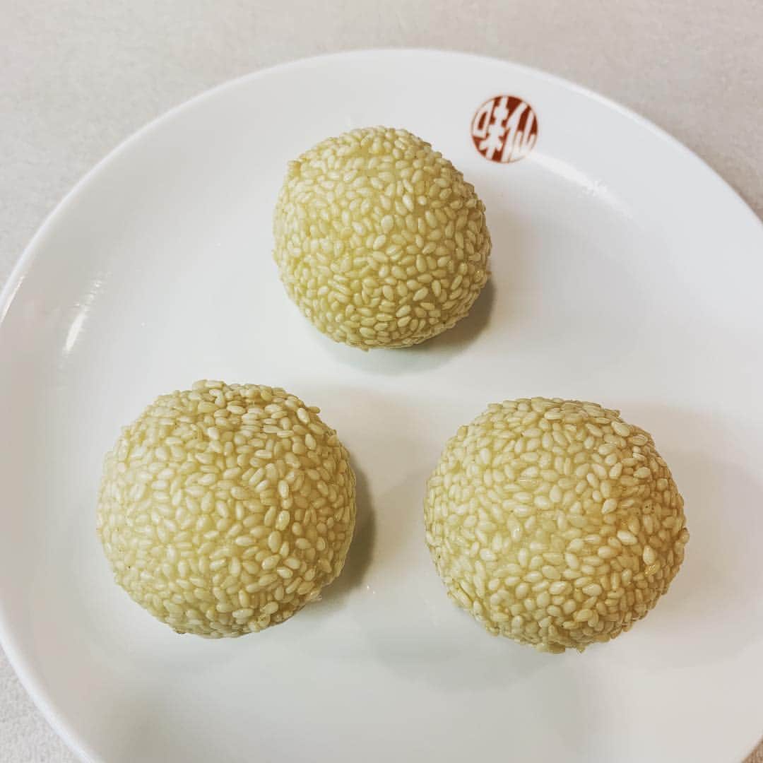 のってんのインスタグラム：「ごまだんご！！！！！ (名古屋に来たら「味仙」に是非行ってください、、青菜炒めが美味しいです、、)」