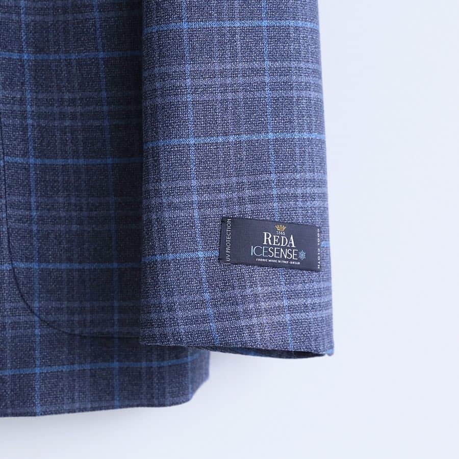 のインスタグラム：「【REDA】﻿ - ICE SENCE fabric- ﻿ ﻿ スーツ地の表面温度を下げる効果のある春夏用素材【ICE SENCE】。﻿ ﻿ 赤外線の吸収を抑え、反射を促進することで、スーツ生地の表面温度を８度程下げる事が可能。﻿ そうする事で、スーツ内の温度上昇を下げ、体感温度においてはマイナス１０度以上も変わると言われています。﻿ ﻿ ﻿ ﻿ Jacket : 【EDIFICE】¥35,000+tax﻿ Suit : 【EDIFICE】¥70,000+tax﻿ ﻿ ﻿ ﻿ ﻿ ﻿ #edifice #reda #italianfabric #icesence #redaicesence #menssuit #mensjacket #mensfashion #mensstyle #menswear #mensclassic #mensdress #coolbiz #businesssuit #coolfabric #エディフィス #アイスセンス ﻿」