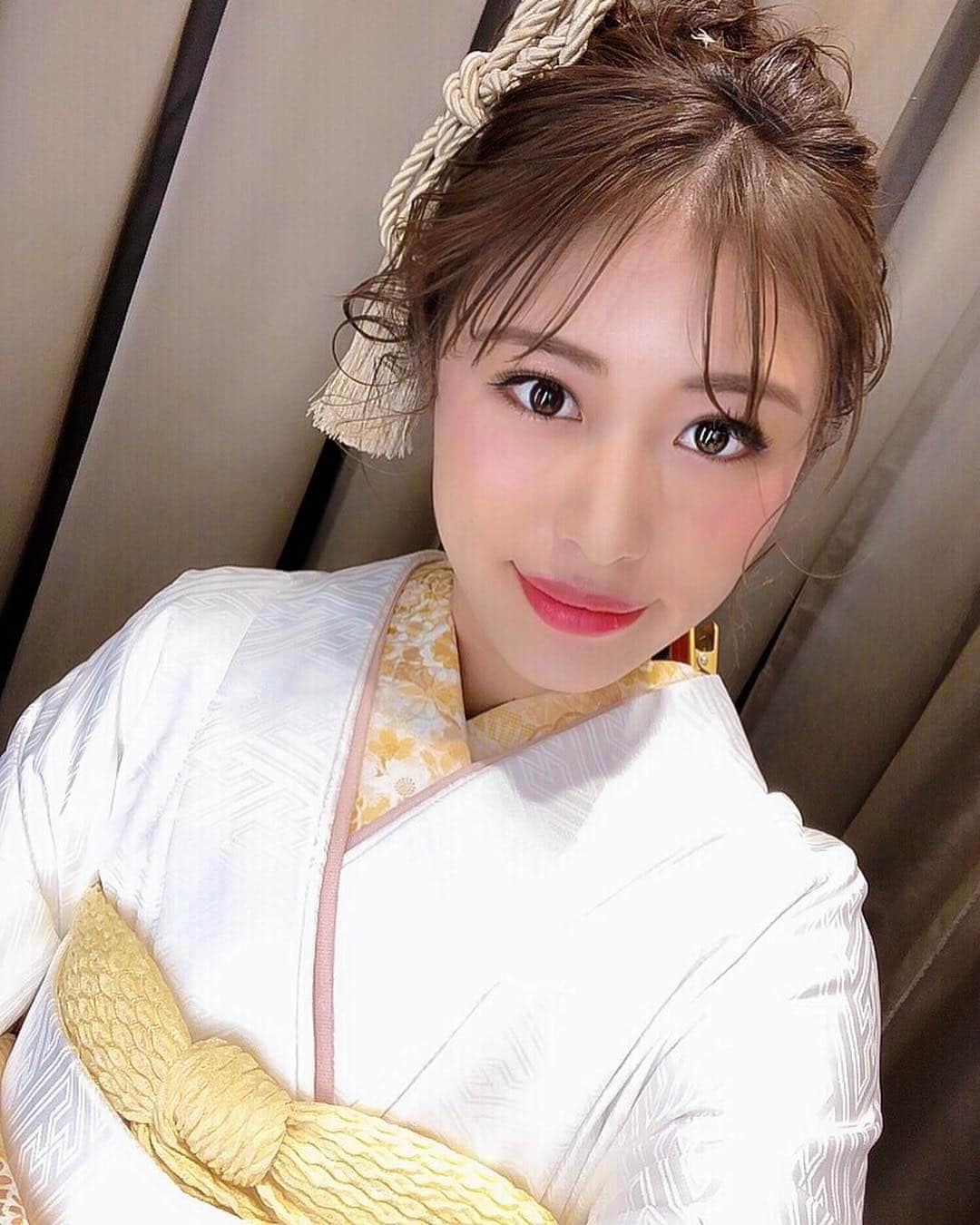 澤井玲未のインスタグラム：「CLAIR自由が丘様の和装と洋装のブライダル撮影💍 和装は初めてだったけどとても素敵に撮っていただけたの🌸 髪飾りはカーテンの紐でスタッフさんが作ったらしいけど色仕掛けにもあっていて〆縄みたいで可愛い💕 出来上がりが楽しみだな📸 . 1年前に一緒にお仕事させていただいて、また玲未でモデルをやってほしいとお声かけしてもらい本当に感謝しかないです😭💓 これからもより一層がんばろう🔥 . #CLAIR自由が丘#ブライダル#ブライダル撮影#ブライダルモデル#モデル#撮影#色仕掛け#ヘアメイク#ブライダルヘア#ブライダルメイク#日本人モデル#横顔#bridal#bridalmodel#bridalshoot#japan#japanesemodel」