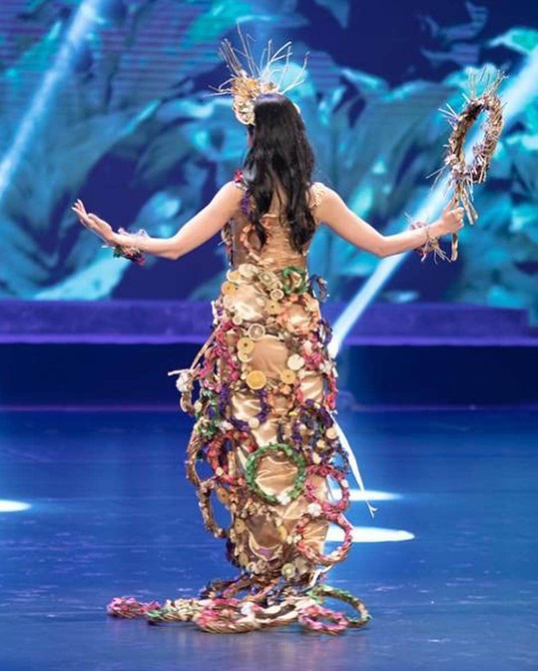 冨田七々海さんのインスタグラム写真 - (冨田七々海Instagram)「【Eco Dress ♻️ エコドレス】  My beautiful Eco Dress at @missecointernational final is designed and made by 成清 有花 / Arika Narikiyo ( @arikanarikiyo / @aliceandgraceent ). The theme is “Goddess of Wreath” ✨  A ring of wreath symbolizes “eternity” and the flowers and fruits used for wreaths represent “harvest”, together symbolizing “Paradise of Eden”💐🍎🍋🍇 Cherishing the ecology, all the flowers, wood and fruits used are real, and were put together by hand one by one.  The colorful flowers represents paradise, resembling the beautiful Hawaii where Arika and I first met. We designed the dress from scratch, redesigning and remaking again and again. Together we proudly present this gorgeous final piece!  ミス・エコの大会で一番の目玉である「エコドレス」審査。 リサイクル用品や環境関連の素材でつくられたドレスを各自用意します👗♻️ 私のドレスのデザイナーは成清有花(なりきよありか)さんです😊  タイトルは「リースの女神」。 以下成清さんよりコンセプトの説明です👇 ————————————- リースの輪には「永遠」という意味があり、 リースによく使われるリンゴや松ぼっくりなどの作物は「収穫」の象徴であり、今回のエデンのイメージにピッタリだと思い、七々海さんと一緒にデザインを考えました。  エコロジーを大切にしたいという思いから、自然にある素材を沢山取り入れました。カラフルな花々はパラダイスや多種多様な世界を表しており、デザイナーと七々海さんが出会った場所「ハワイ」を思い出させてくれます。  共に試行錯誤しながら作った大作です。 ————————————- 今回、短期間で大変素晴らしい作品を作成いただきました✨世界にひとつだけの特別なドレスです。私の細かいワガママにも一つ一つ丁寧に対応して頂き、想像を超える作品が完成しました😊  ドライフルーツやフラワーは、一つ一つ手作業でリースに付けており、リースもも全体のバランスを見ながら一つ一つ繋いでいます。  ドレスも生地から購入した手作りで、カチューシャやイヤリングも針金で一から作られています。細部までとにかくこだわってつくられた、大変繊細で美しいドレス✨自信を持って世界の舞台で披露してきました🇯🇵 #missjapan #missecointernational #missecointernational2019 #missecojapan #missosology #model#ミスコン  #ミスエコ #ミスエコインターナショナル #冨田七々海 #モデル  #ecodress #recycle #goddess #eden #エコドレス #リサイクル #リサイクルドレス #環境 #designer #artist #fashion #fashionweek #costume #ファッション #art #アート #成清有花 #ArikaNarikiyo #ファッションショー」4月3日 21時21分 - missecojapan