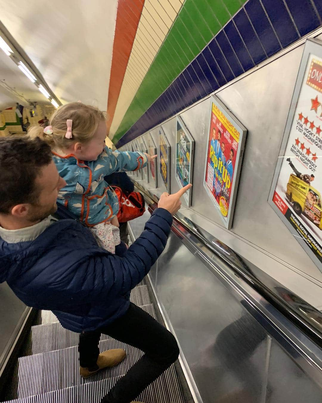 ハリー・ジャッドさんのインスタグラム写真 - (ハリー・ジャッドInstagram)「She was just stoked to be riding on an escalator but to then see a picture of Daddy too...double bonus. Soon she’ll be embarrassed by this so I’m going to enjoy it whilst it’s exciting! #ripituptheshow #doubleshowday」4月3日 21時14分 - harryjudd