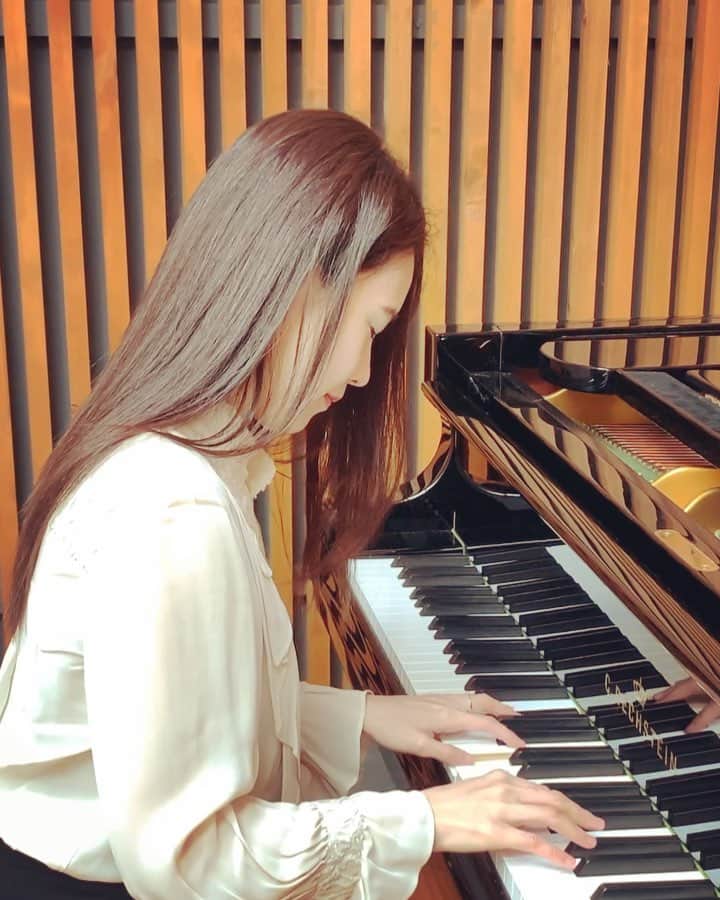 中園理沙のインスタグラム：「Same section as previous post. (I completely forgot about the time during my rehearsal again 😅) I love this nocturne dearly. Chopin's music is a constant blessing and inspiration to me. How about you? 😌 🎹Chopin: Nocturne Op. 72 No. 1 何度も何度も弾いてきた曲ですが、常に新たなインスピレーションと静かな感動が沸き起こる。ショパンの音楽は私にとってやはり特別です。 ・・・ 📕好きなピアノメーカーはありますか？ 沢山ありますが、ベスト3はYamaha, Steinway, Bösendorferです。 📕譜読みがどうしても好きになれません。楽しく感じるにはどのようにしたら良いですか？ 私は小説を読む感覚で譜読みしているのですが、"あ、ここでこんな和音がきた！次はどんなメロディー展開かな？"など、小さな発見にワクワクしながら音を出していると自然に楽しくなるかと思います。あまり構えずに、肩の力を抜いて楽しんでみて下さいね。 ・・・ ※DMは使用しておりません。ご了承下さい。 ・・・ #piano #pianist #musician #chopin #chopinmusic #chopinnocturne #pianolove #music #pianoforte #classicalmusic #classicalpiano #classicalpianist #performance #lisanakazono #bechstein #ショパン」