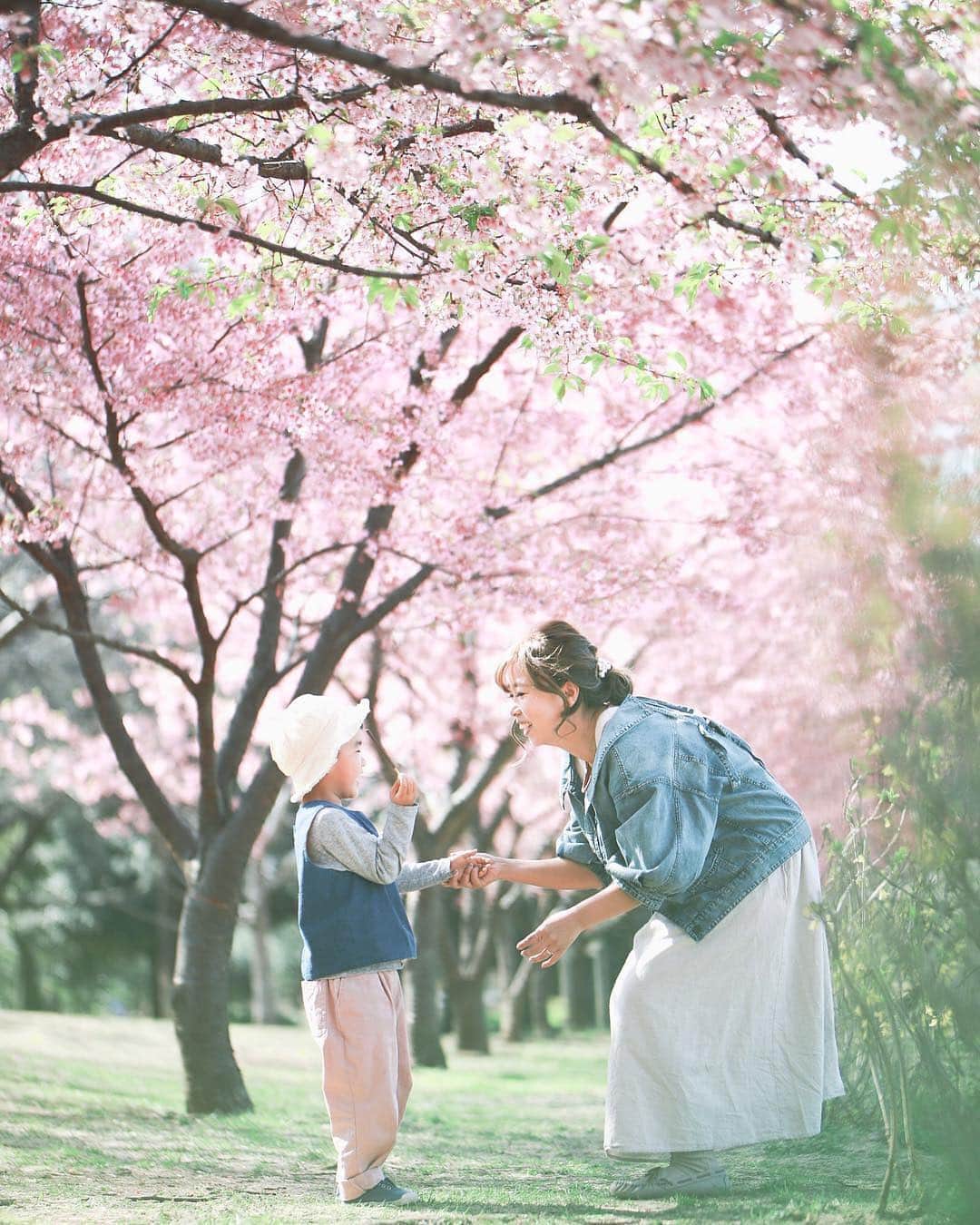 のインスタグラム：「こんばんは😊 現在、「春」をテーマにお写真・動画を募集中です✨ 本日の #タビスルキッズ はこちら💕 📷 @________m.chimさん 🚩 東京都・練馬「大泉中央公園」 🎙ご本人コメント 今日はポカポカ過ぎたー( ⸝⸝⸝°_°⸝⸝⸝ )  ソメイヨシノが開花しましたね〜🌸ふふふ〜❁ . 今年は河津桜何度も楽しめて大満足( ◜◡◝ )  大好きなお友達沢山この公園でお写真撮れて親子の思い出残せて嬉しかったなぁ❁ . そんで昨日に引き続きまた親子写真すいません😇 三脚立てて私も残せて満足です👩🏽🌸👦🏽 それにしてもレタッチ迷子〜😂 ＊＊＊＊＊＊ 「春限定🌸の親子の思い出✨」ステキですね！ いつも、ステキなお写真ありがとうございます💕」