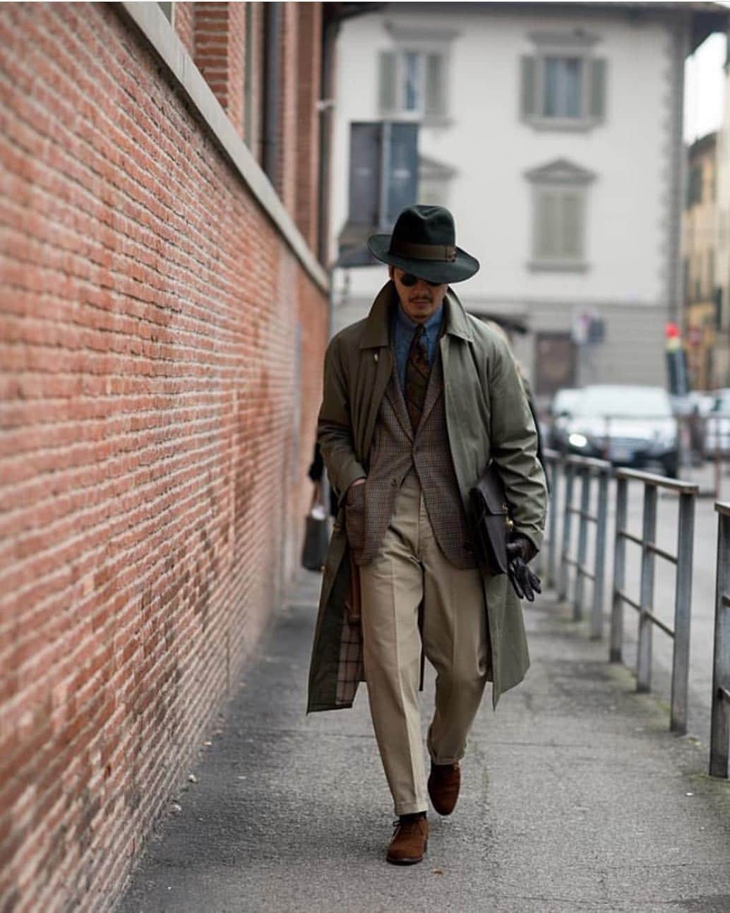 のインスタグラム：「" Vintage Classic"during at Pitti @pittimmagine ・ Ph. @streetstylevgenio ・ Tap for brands ・ #beamsf #brillaperilgusto #pittiuomo #pitti95 #pu95 #mensstyle #mensstreetstyle #dapper #dappermen #gentleman #vintagestyle #vintagewear #mensclothing」